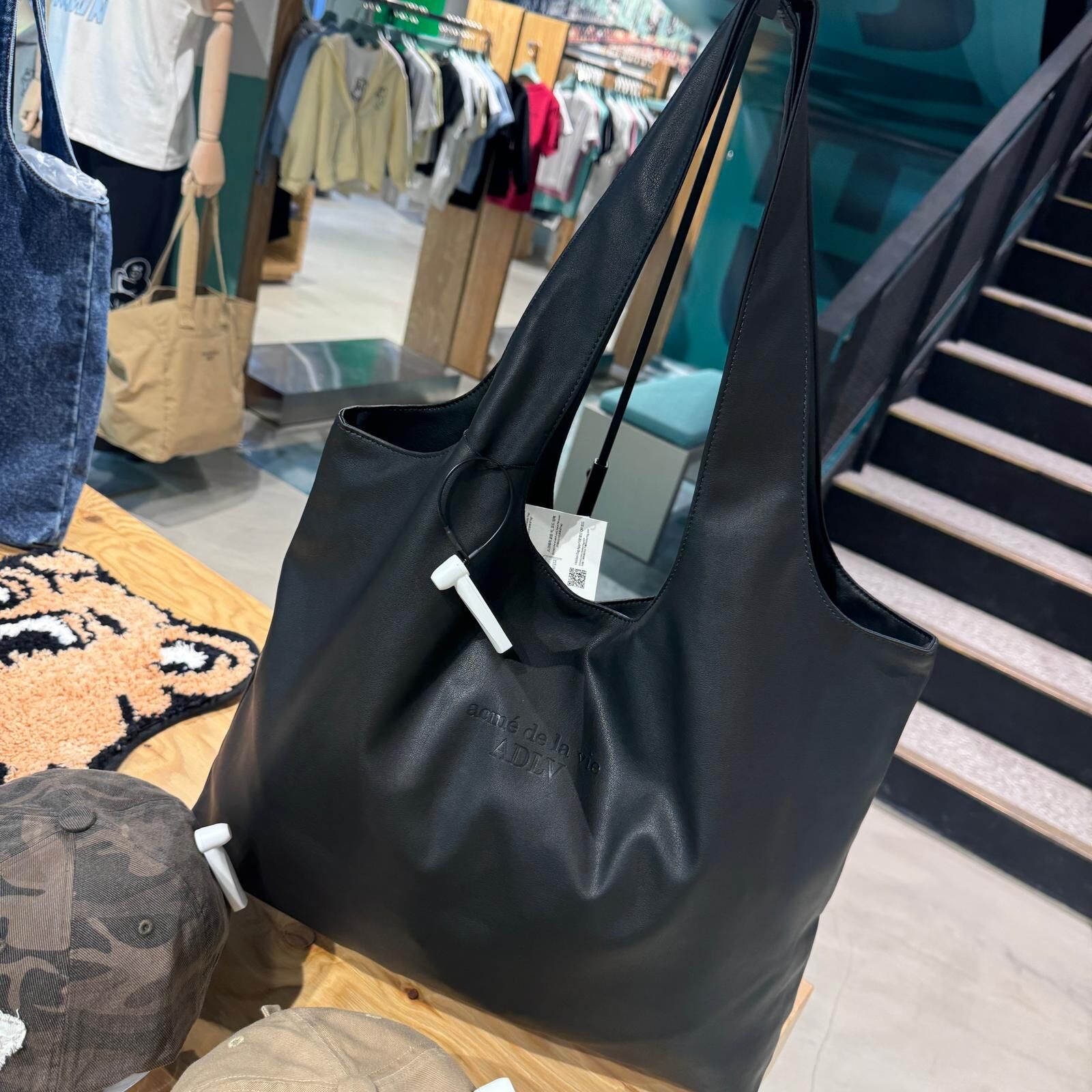 【41】ADLV GO POINT VEGAN LEATHER SHOPPER BAG (黑色)