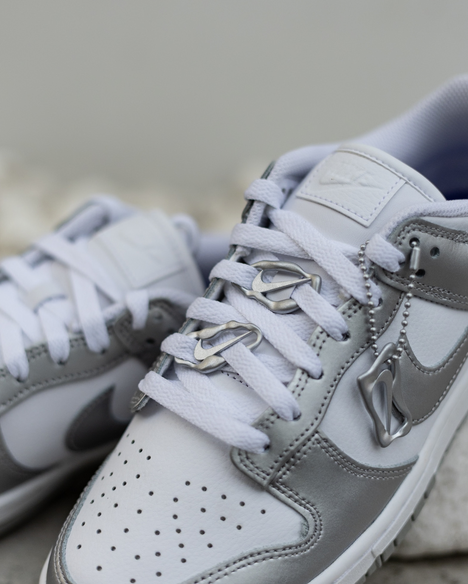 NIKE W DUNK LOW 'Metallic Silver' 金屬 白銀 吊飾 皮革 復古 休閒鞋 FV1311100