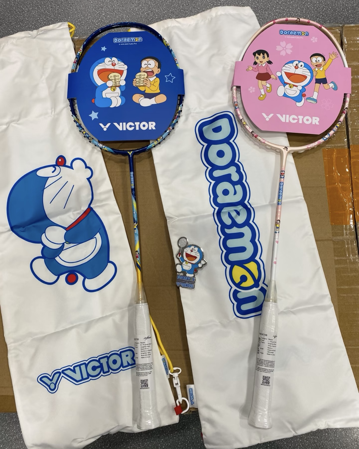 VICTOR x 多啦A夢 聯名系列羽球拍 單拍 共2色