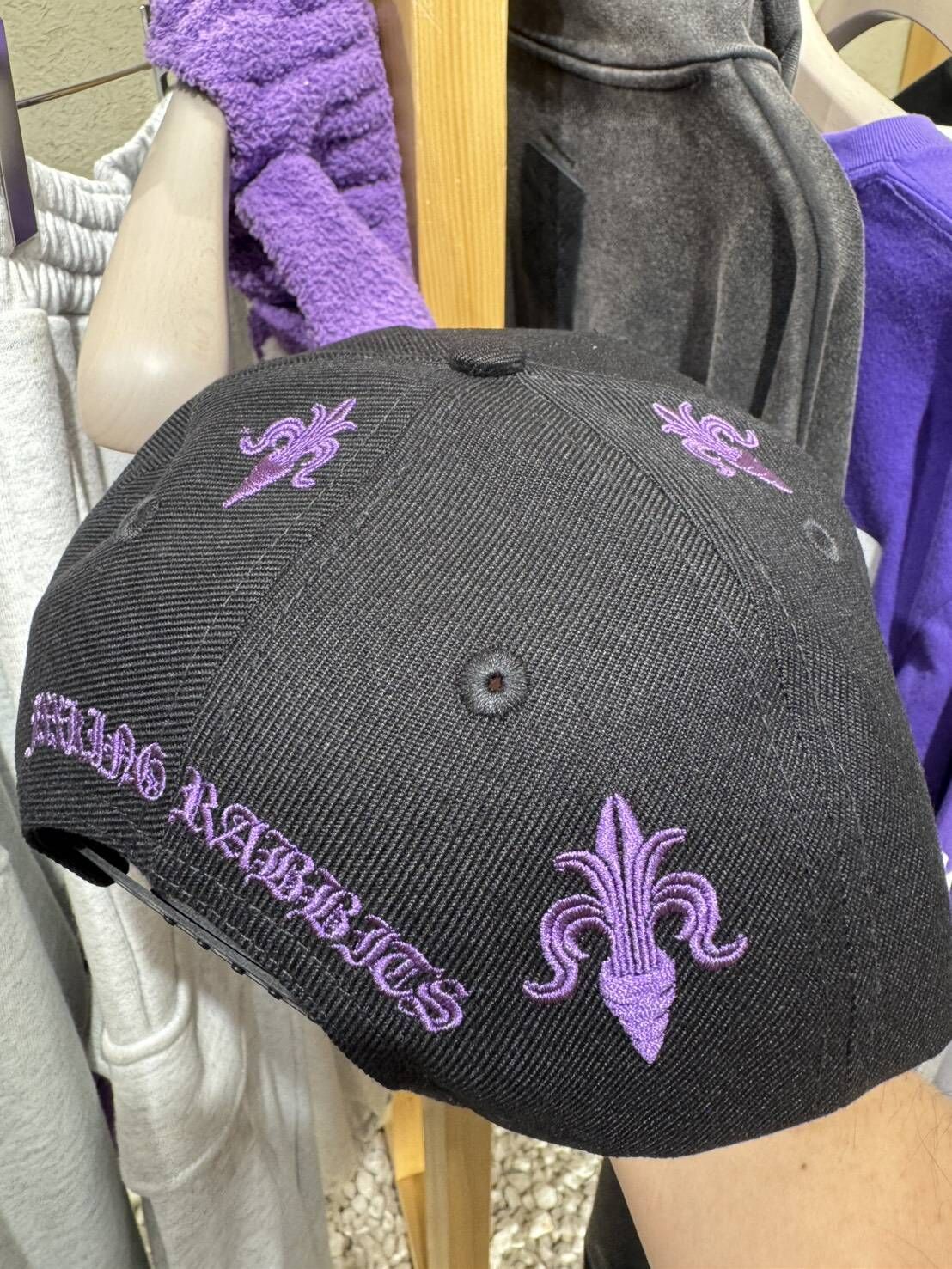 【#FR2撫子】Carrot Dropping Embroidery Cap 紫色刺繡圖騰帽