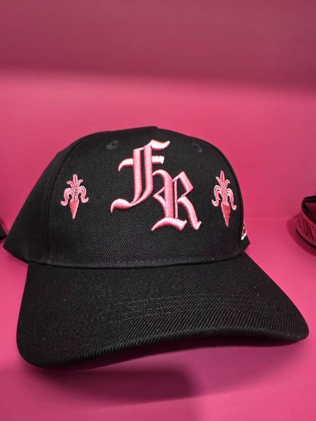 【#FR2梅】Carrot Dropping Embroidery Cap 粉紅刺繡圖騰帽