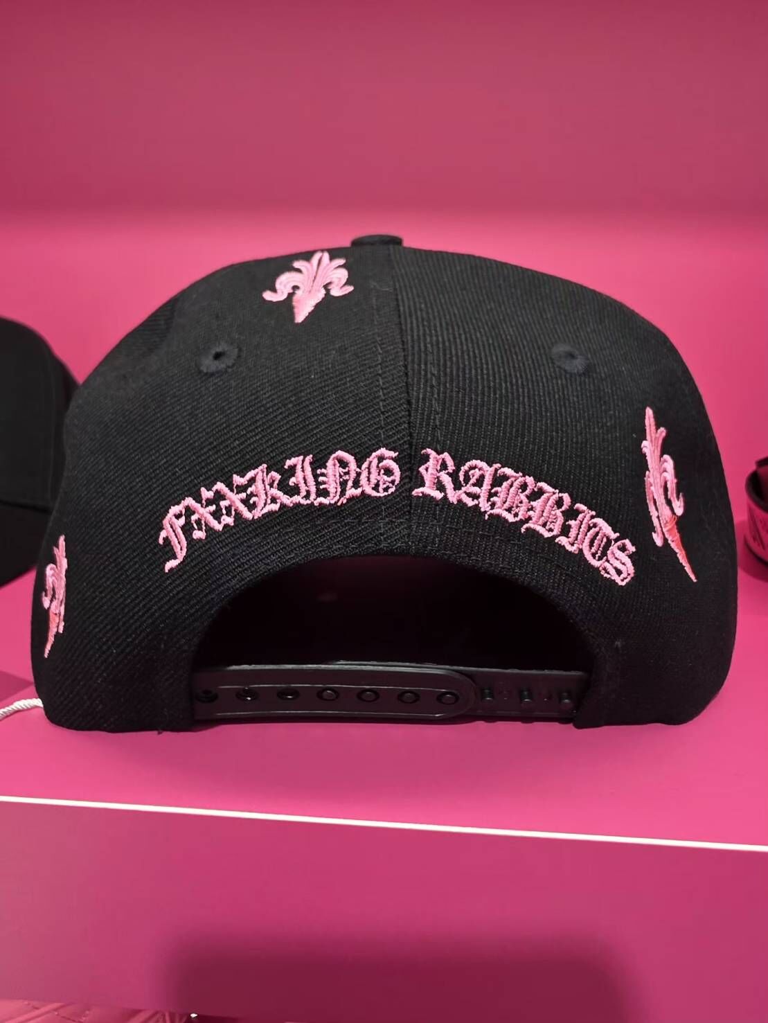 【#FR2梅】Carrot Dropping Embroidery Cap 粉紅刺繡圖騰帽