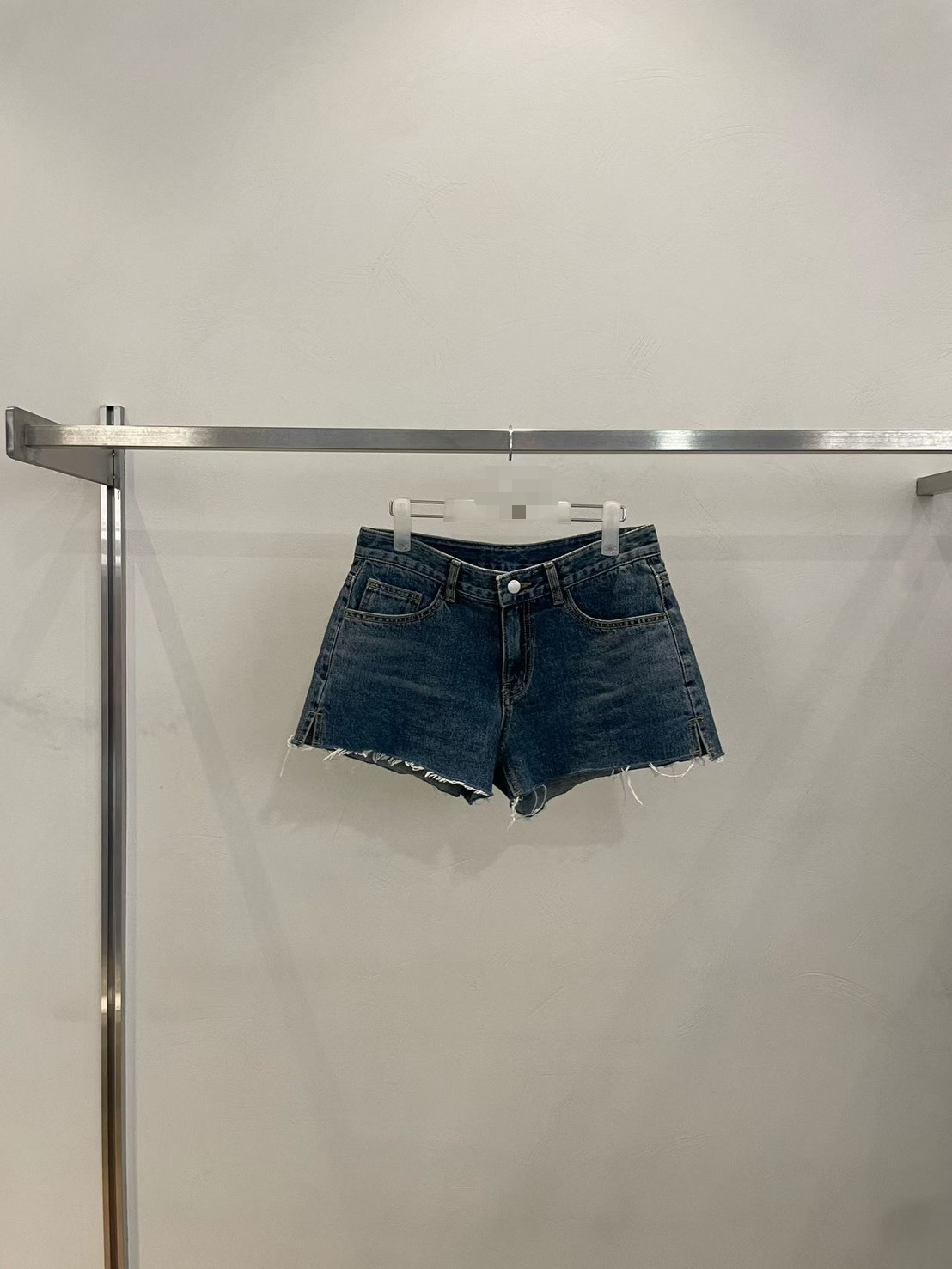 白鬚邊牛仔短褲