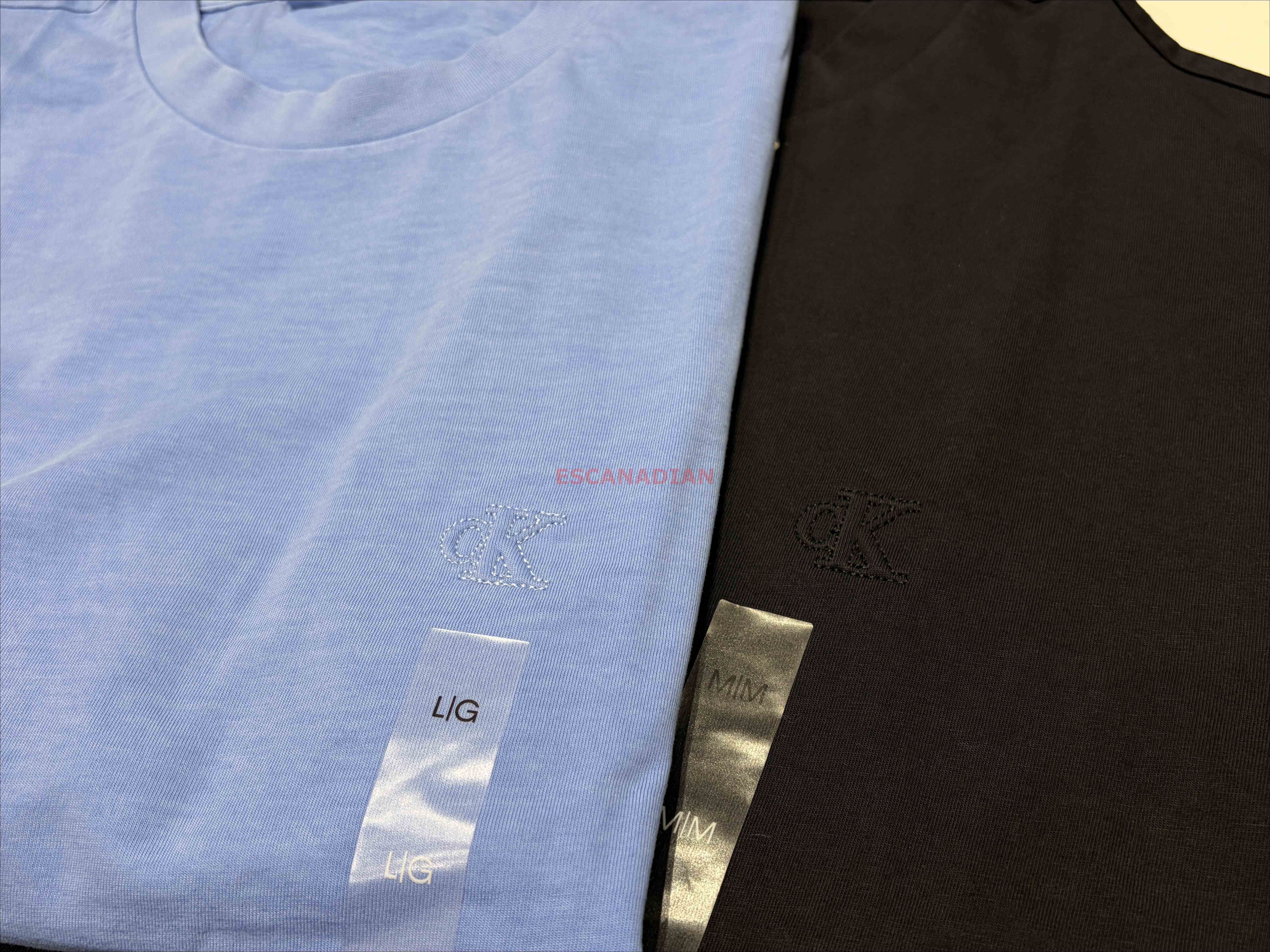 CK 男大人 硬挺厚磅 刺繡小字樣 寬版 短TEE (2色)