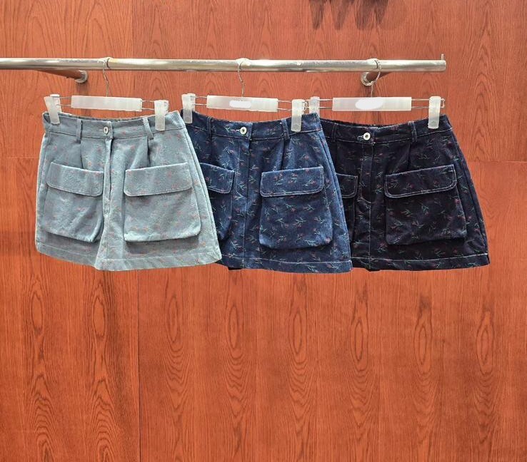 IL22   花花牛仔褲   S:腰 25 -28  HIP36 -45   長12.5   /M:腰26.5-29.5    HIP37.5- 46.5   長12.5   /L:腰 28-31    HIP 39 -48 長12.5   $449 (一口價)