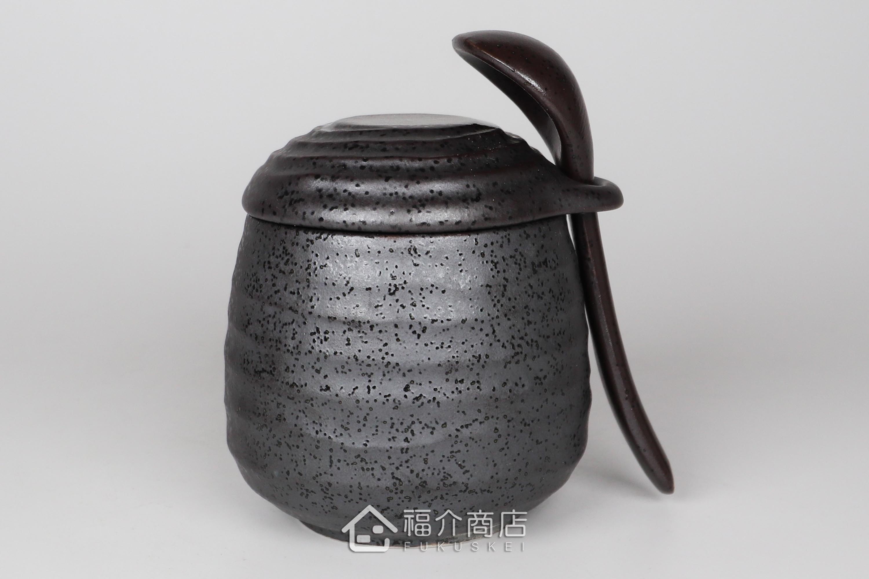 盛裝茶碗蒸食物的黑灰色陶碗附湯匙