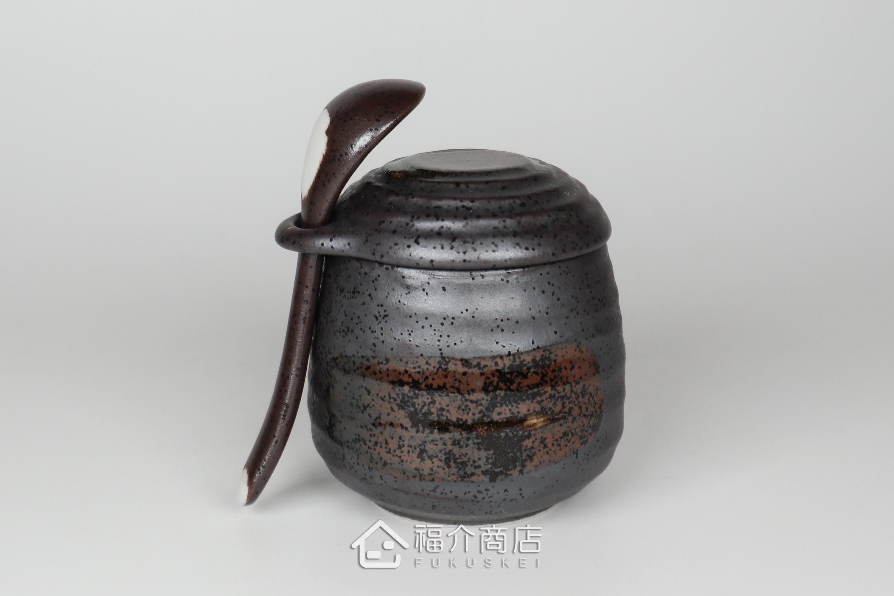 盛裝茶碗蒸食物的黑灰色陶碗附湯匙