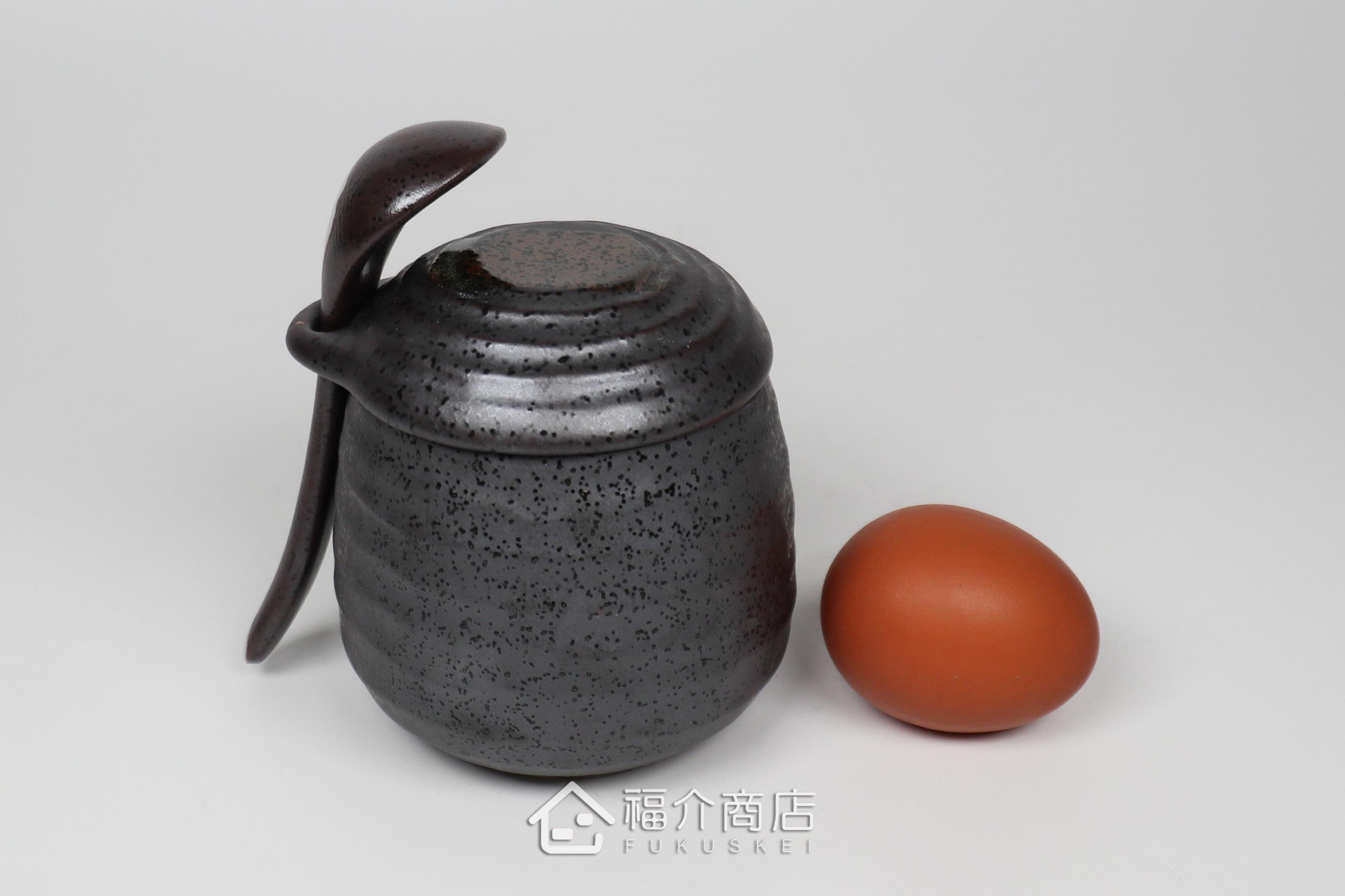 盛裝茶碗蒸食物的黑灰色陶碗附湯匙