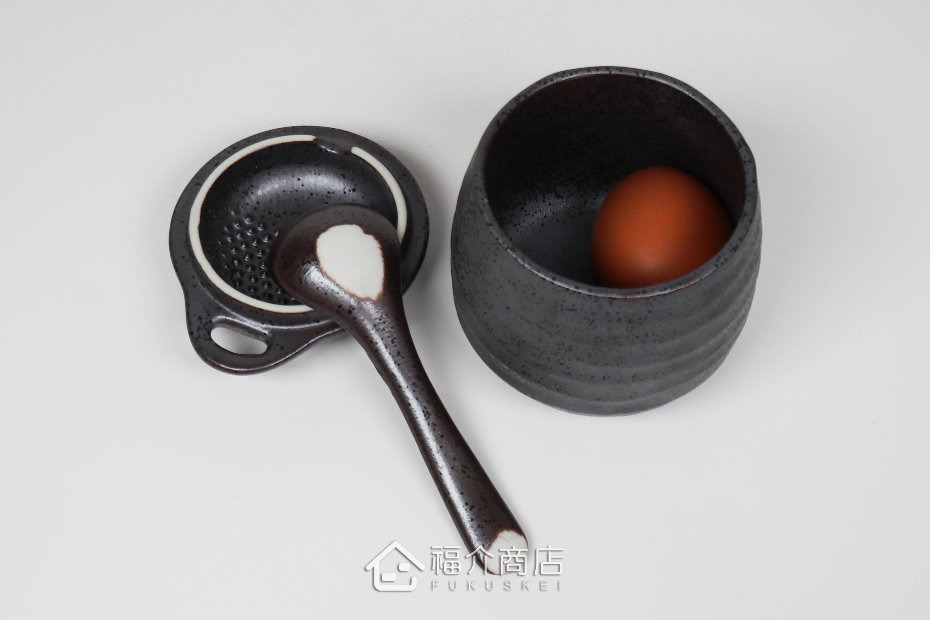 盛裝茶碗蒸食物的黑灰色陶碗附湯匙
