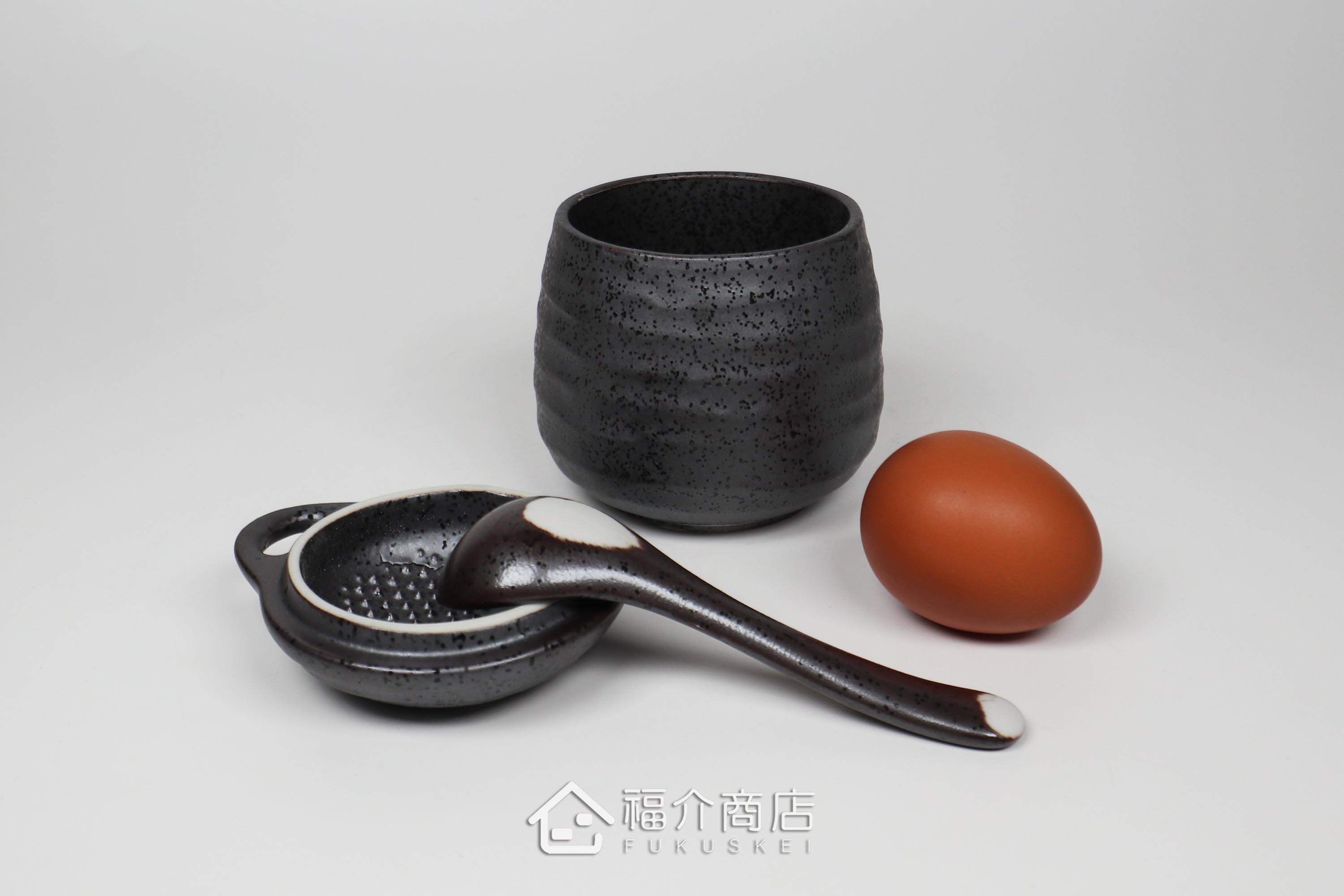 盛裝茶碗蒸食物的黑灰色陶碗附湯匙