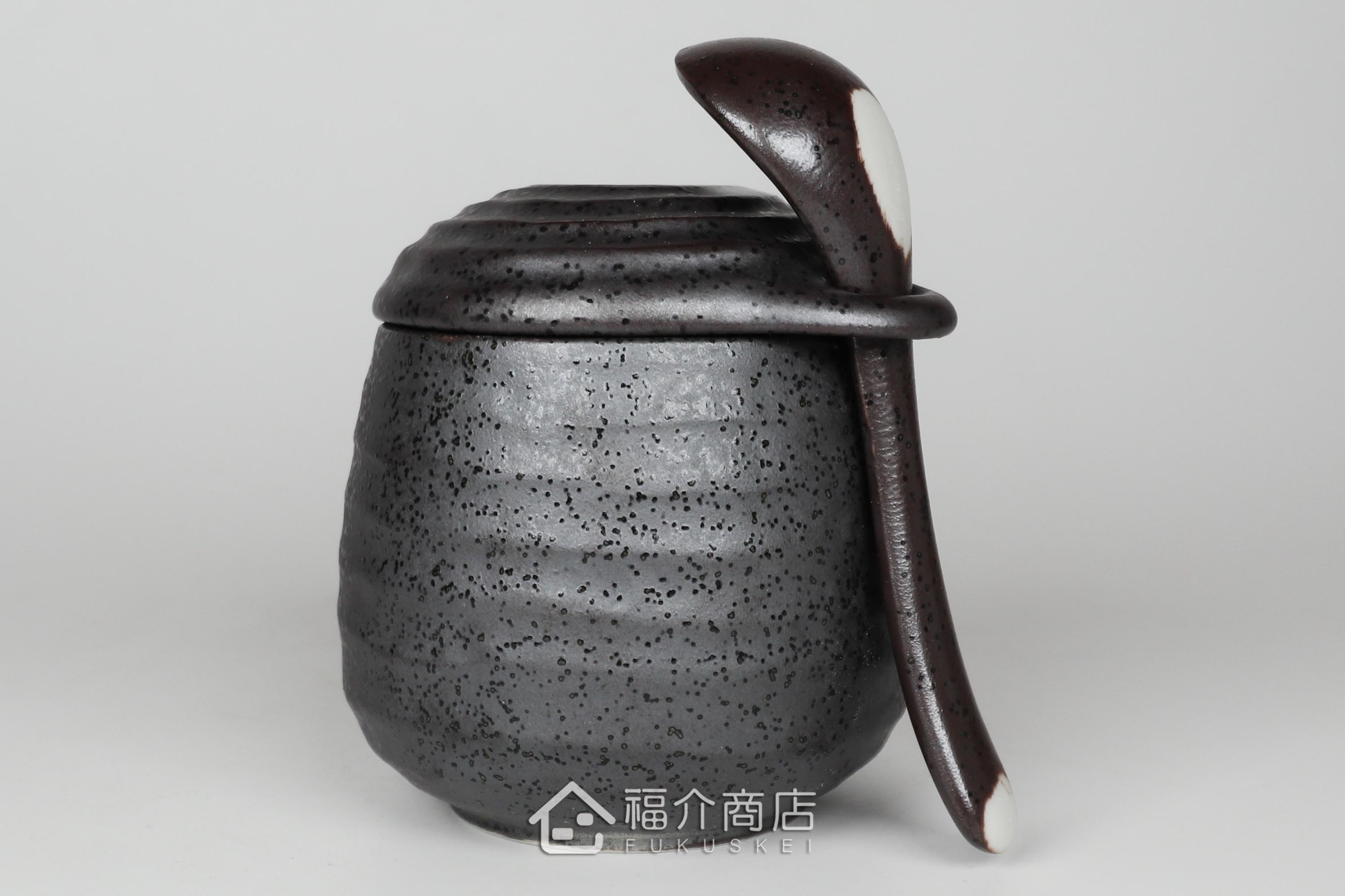 盛裝茶碗蒸食物的黑灰色陶碗附湯匙