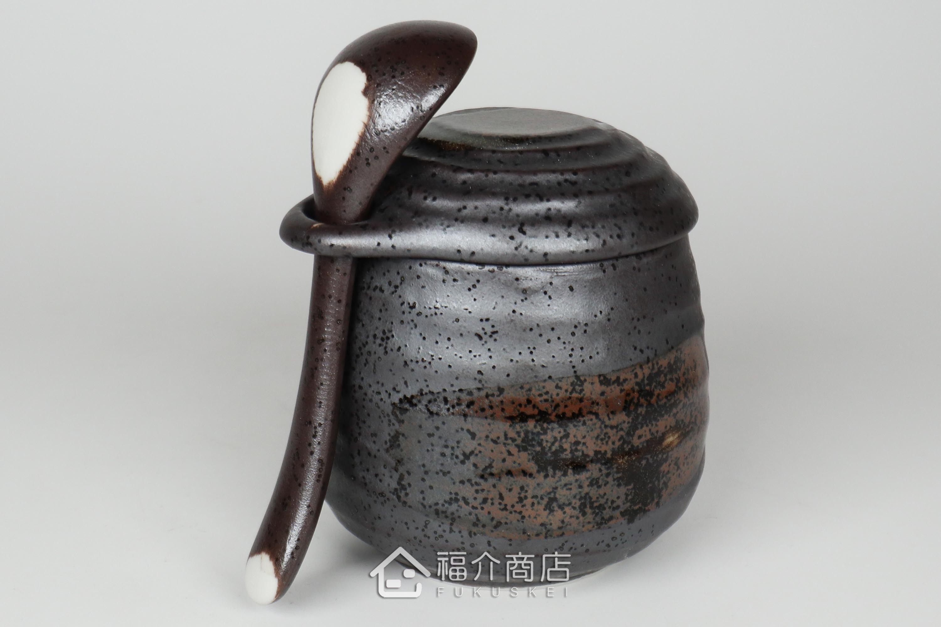 盛裝茶碗蒸食物的黑灰色陶碗附湯匙