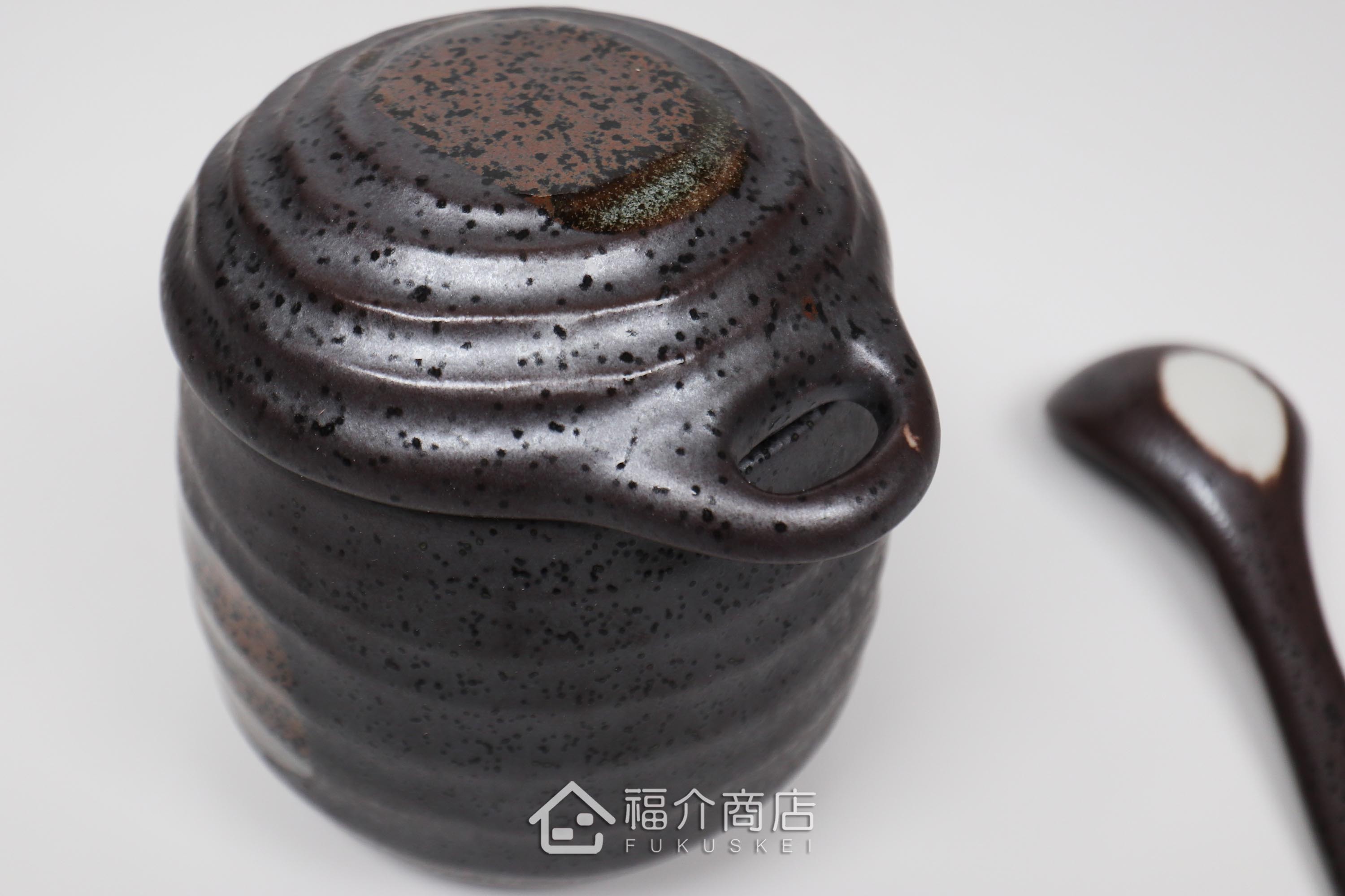 盛裝茶碗蒸食物的黑灰色陶碗附湯匙