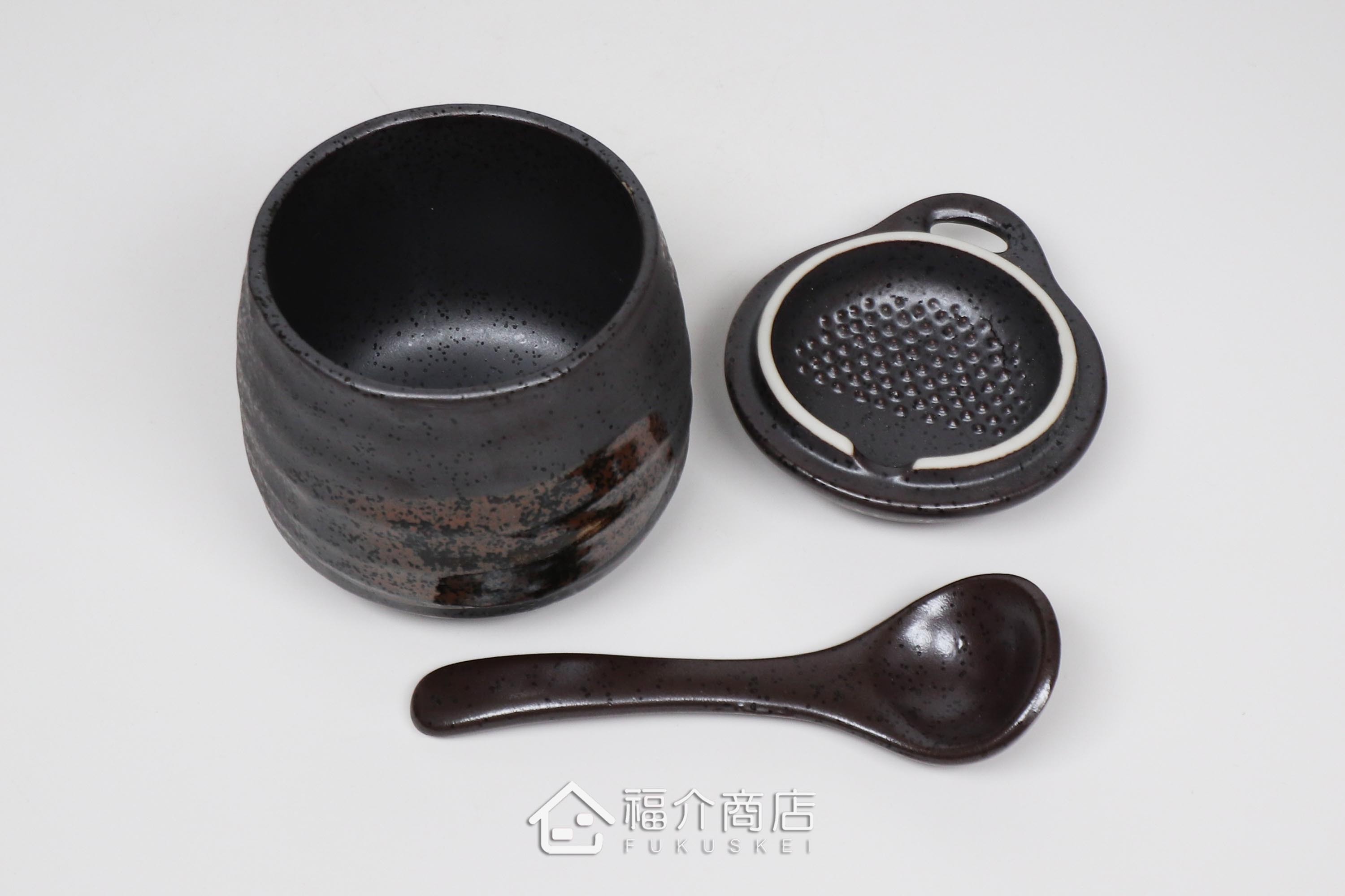 盛裝茶碗蒸食物的黑灰色陶碗附湯匙