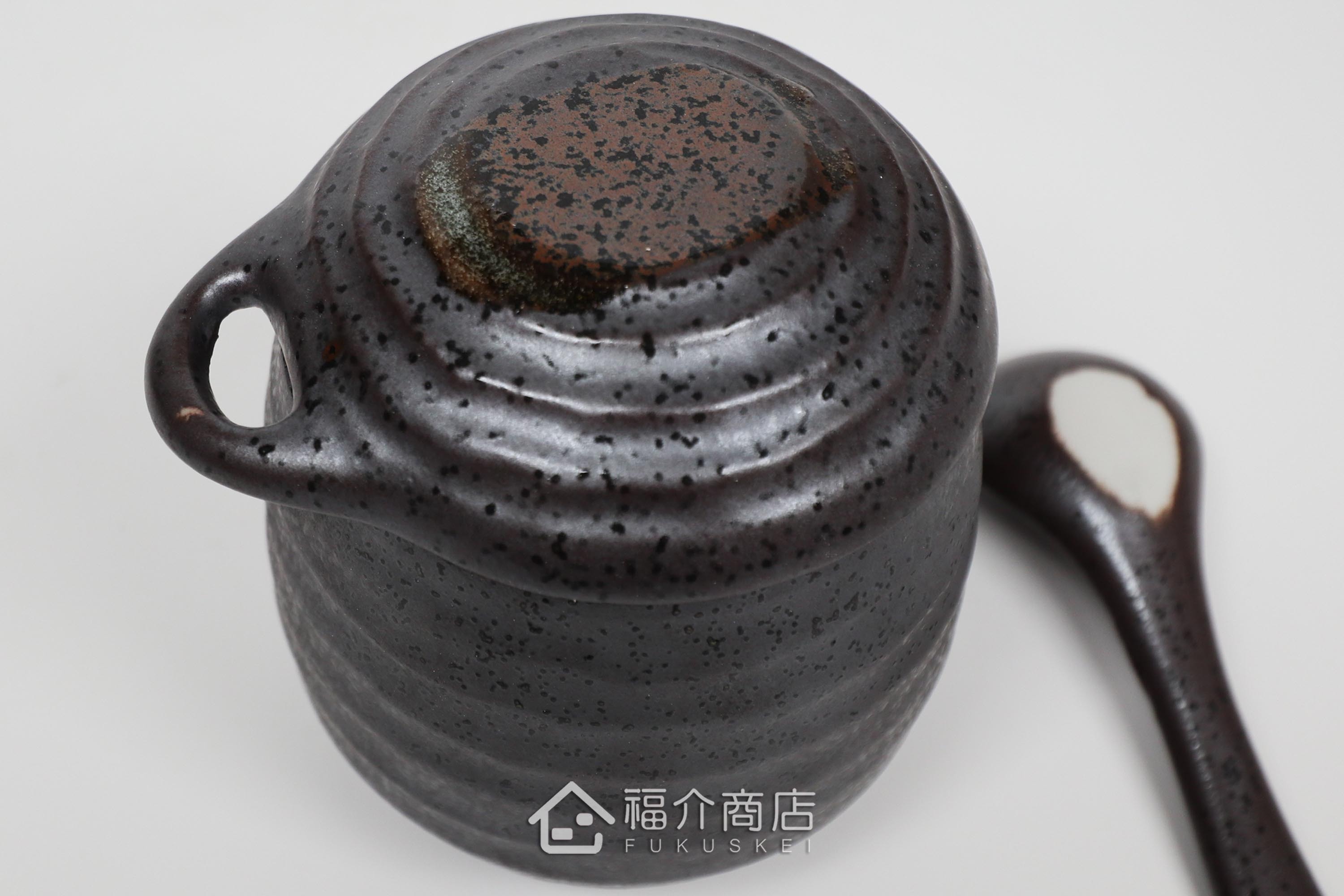 盛裝茶碗蒸食物的黑灰色陶碗附湯匙