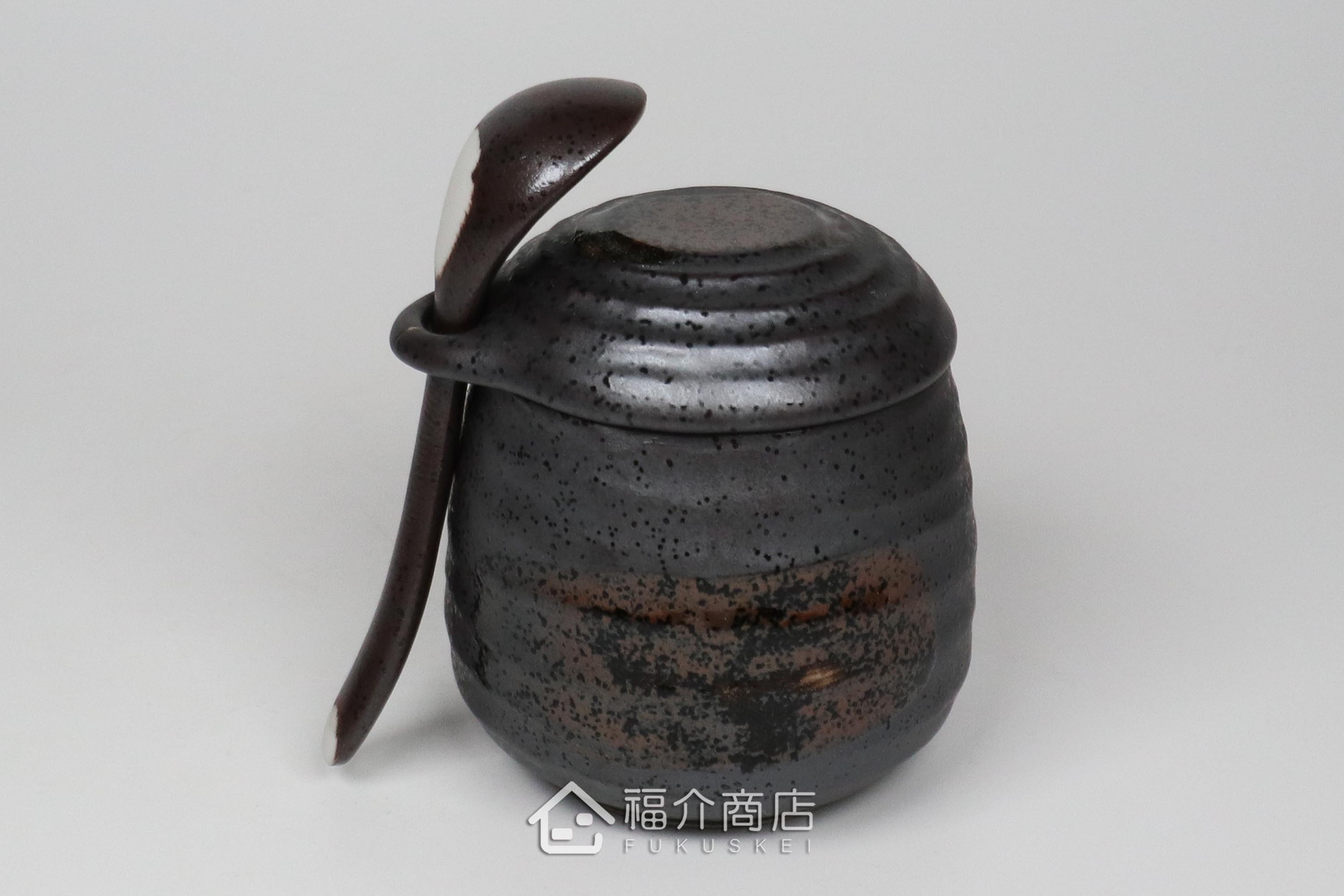 盛裝茶碗蒸食物的黑灰色陶碗附湯匙