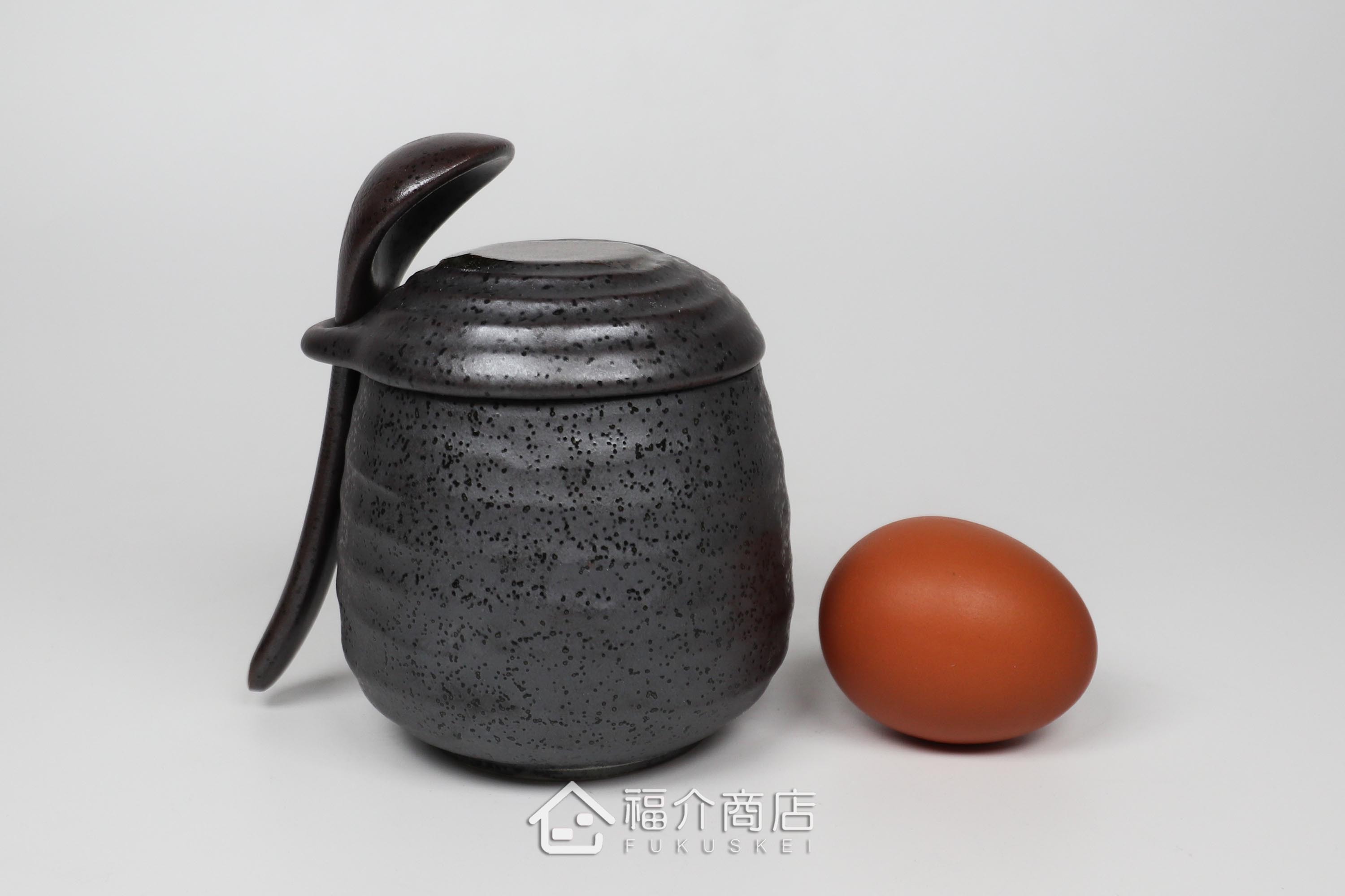 盛裝茶碗蒸食物的黑灰色陶碗附湯匙