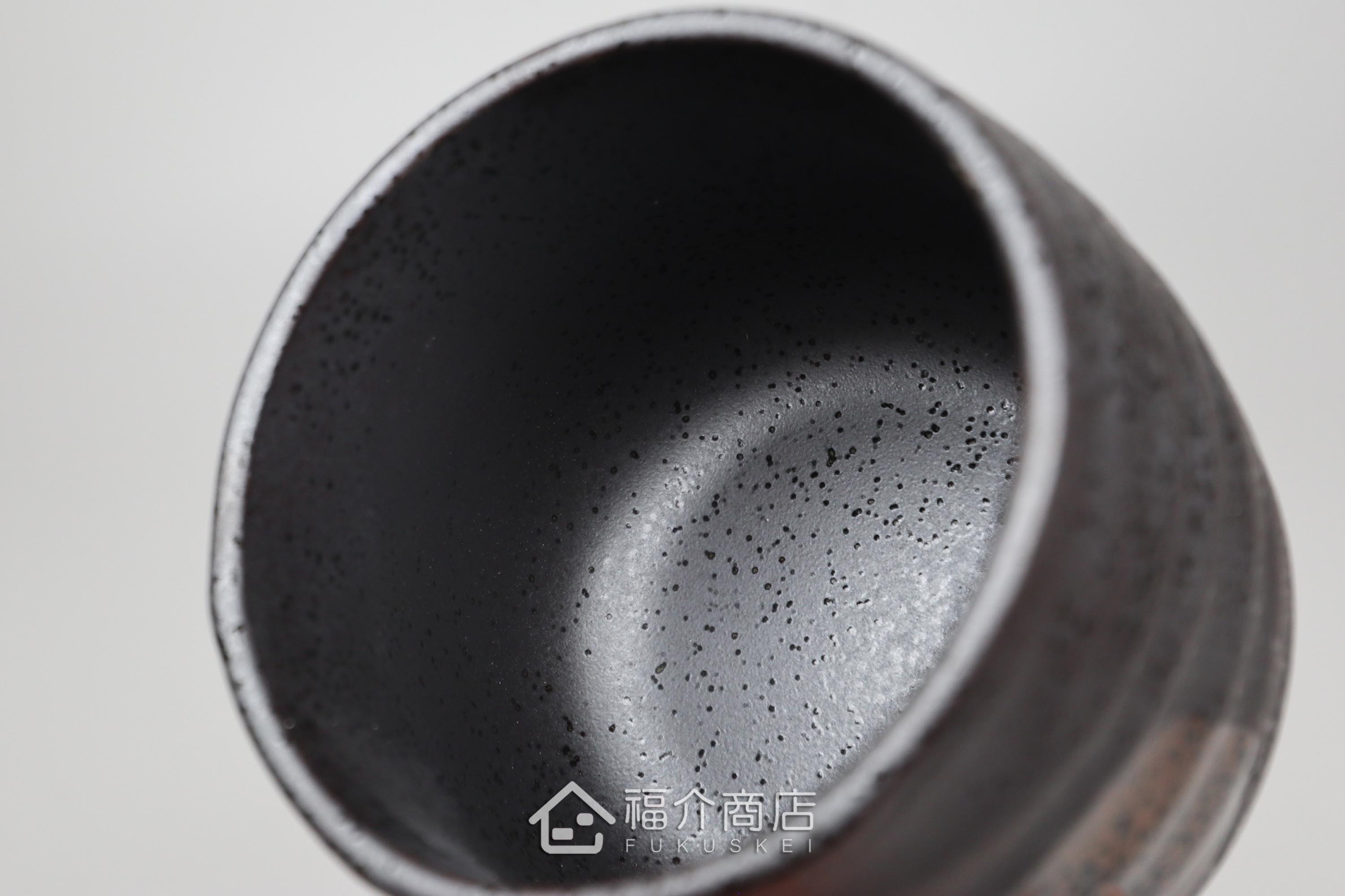 盛裝茶碗蒸食物的黑灰色陶碗附湯匙