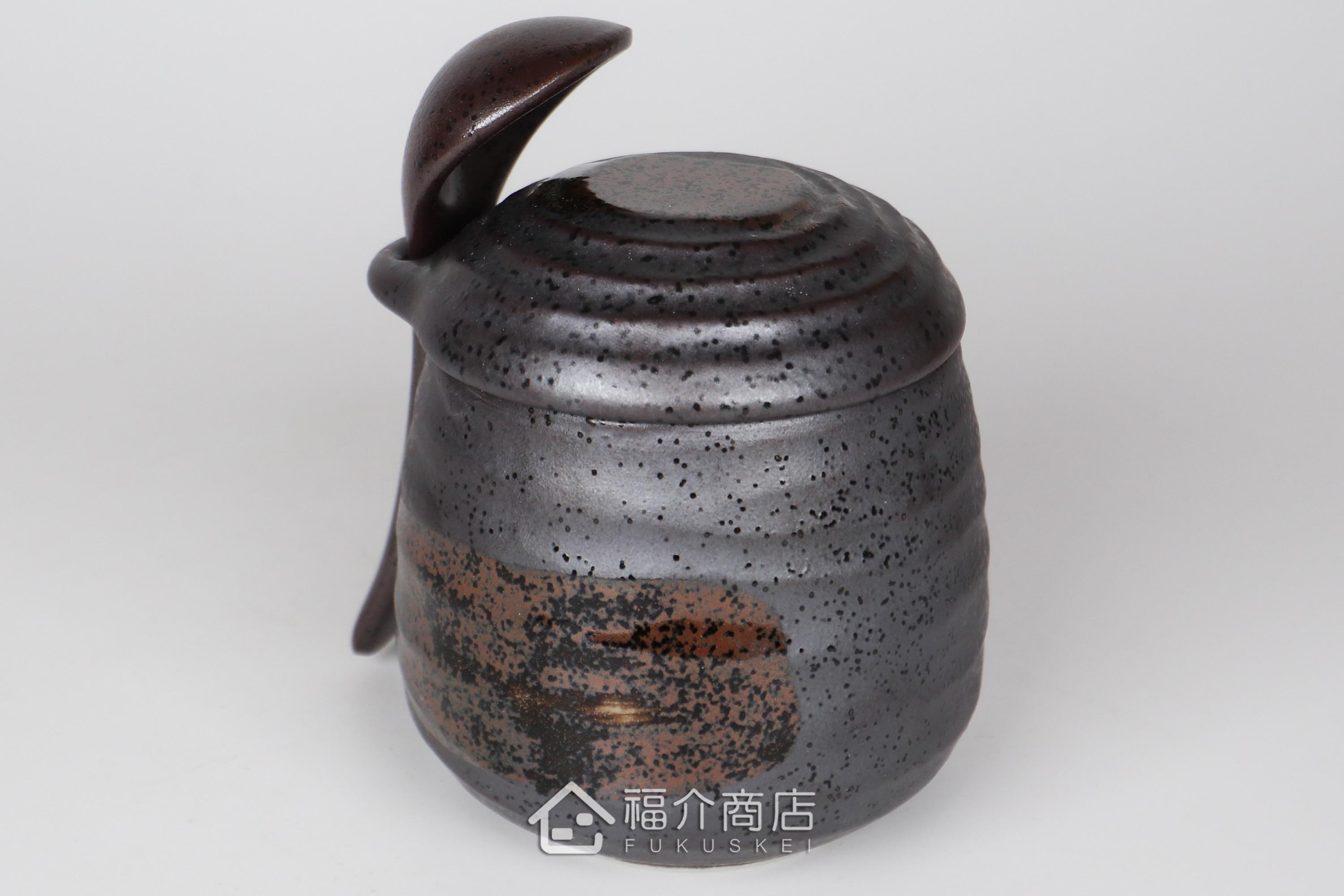 盛裝茶碗蒸食物的黑灰色陶碗附湯匙