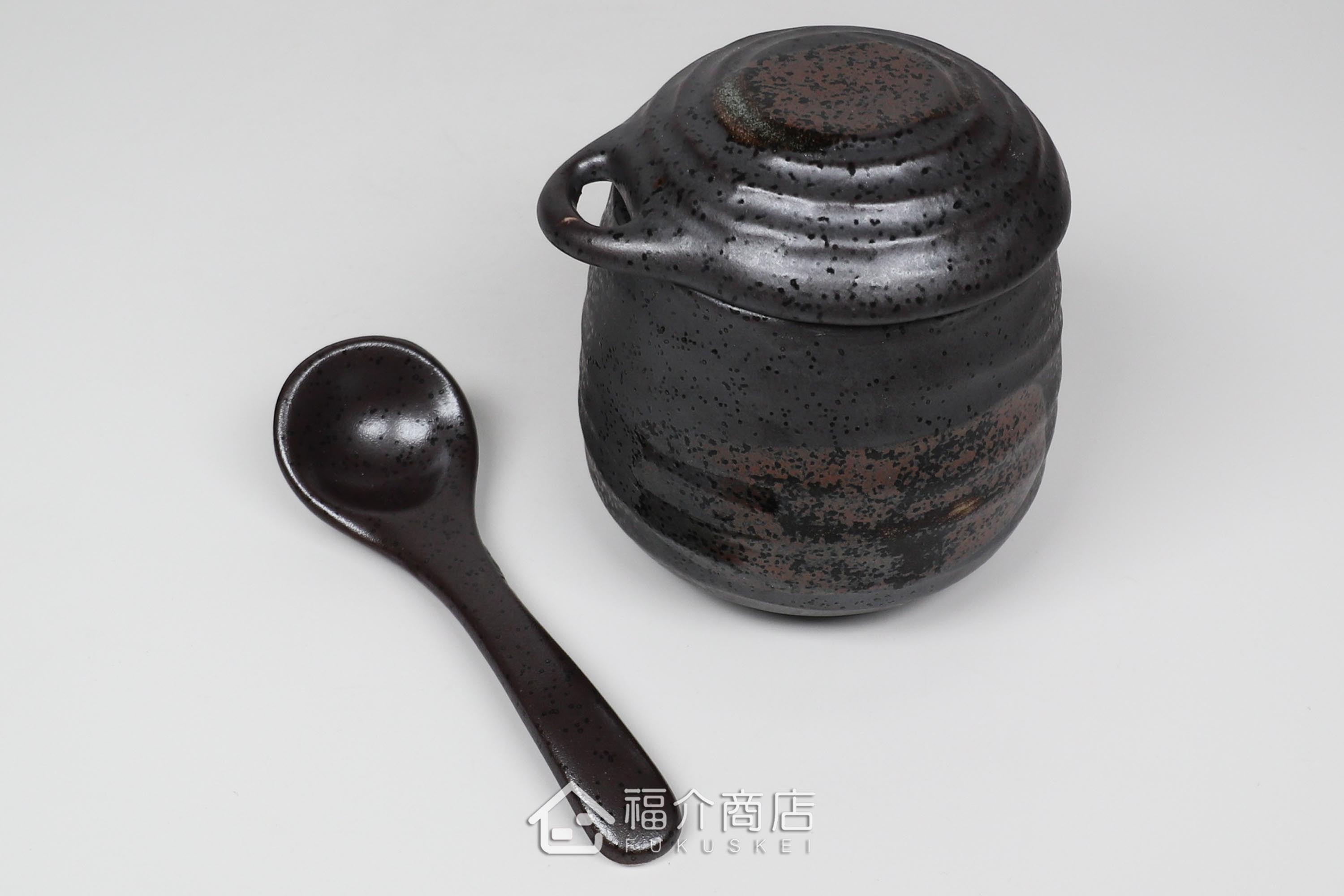 盛裝茶碗蒸食物的黑灰色陶碗附湯匙