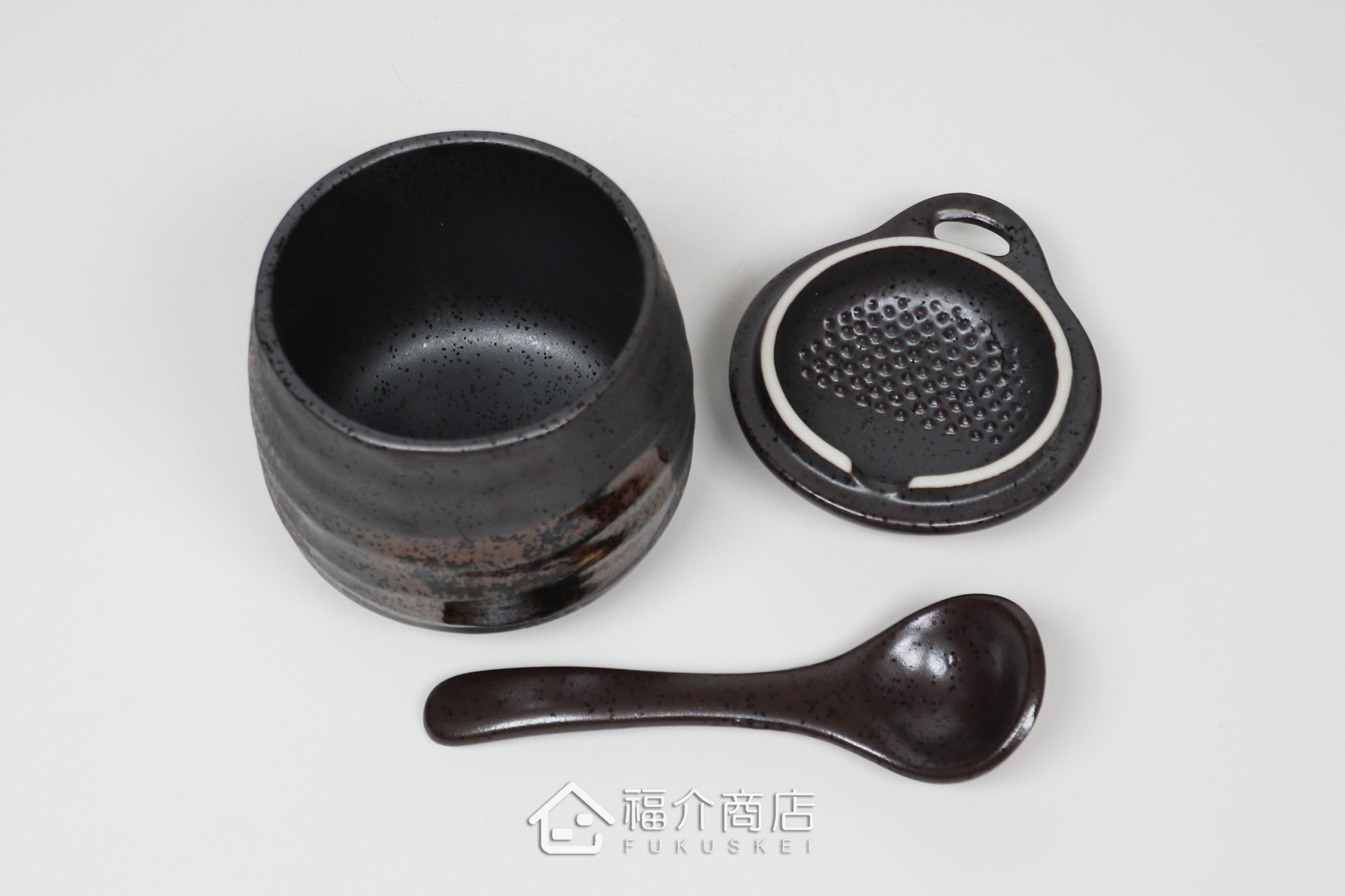 盛裝茶碗蒸食物的黑灰色陶碗附湯匙