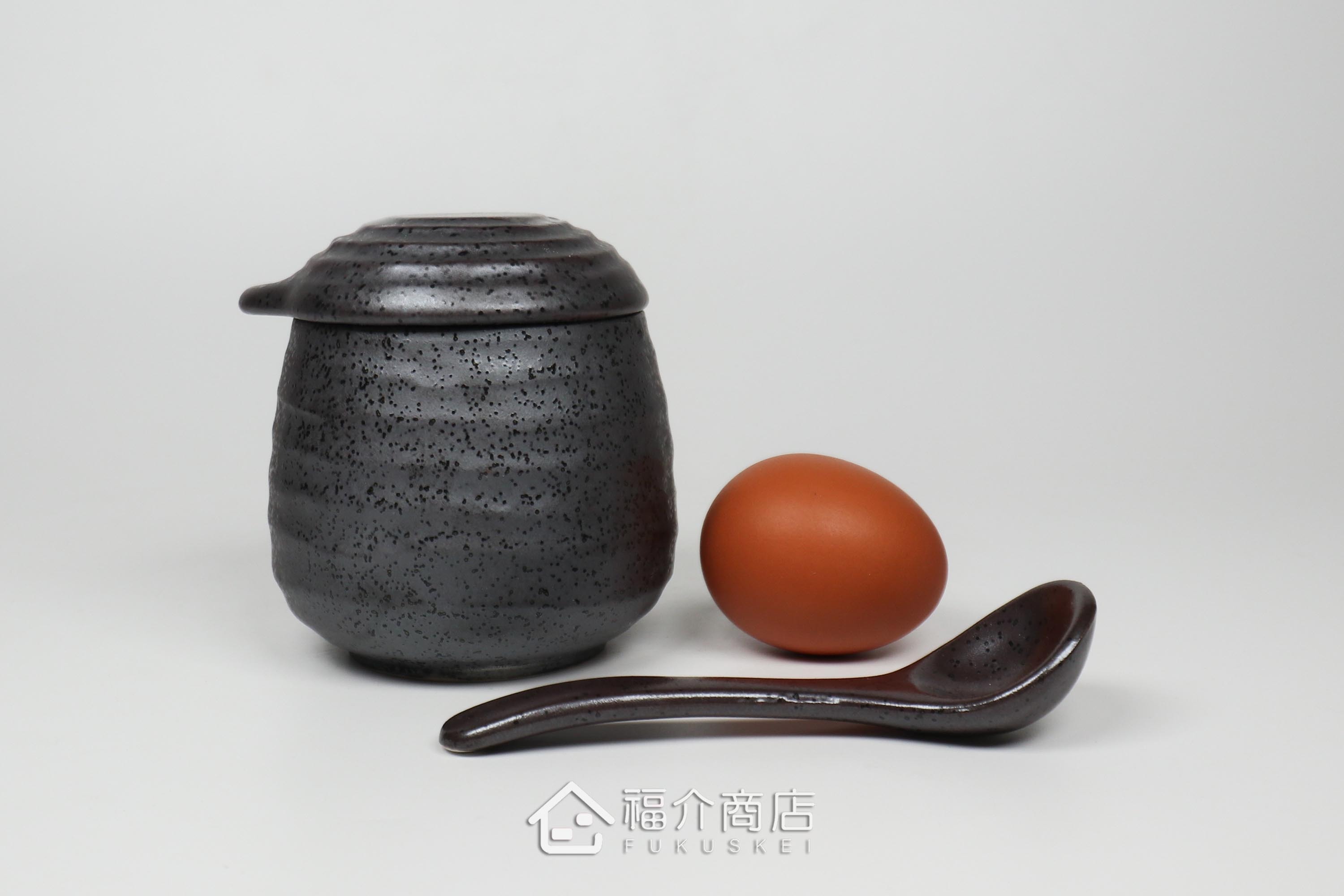 盛裝茶碗蒸食物的黑灰色陶碗附湯匙