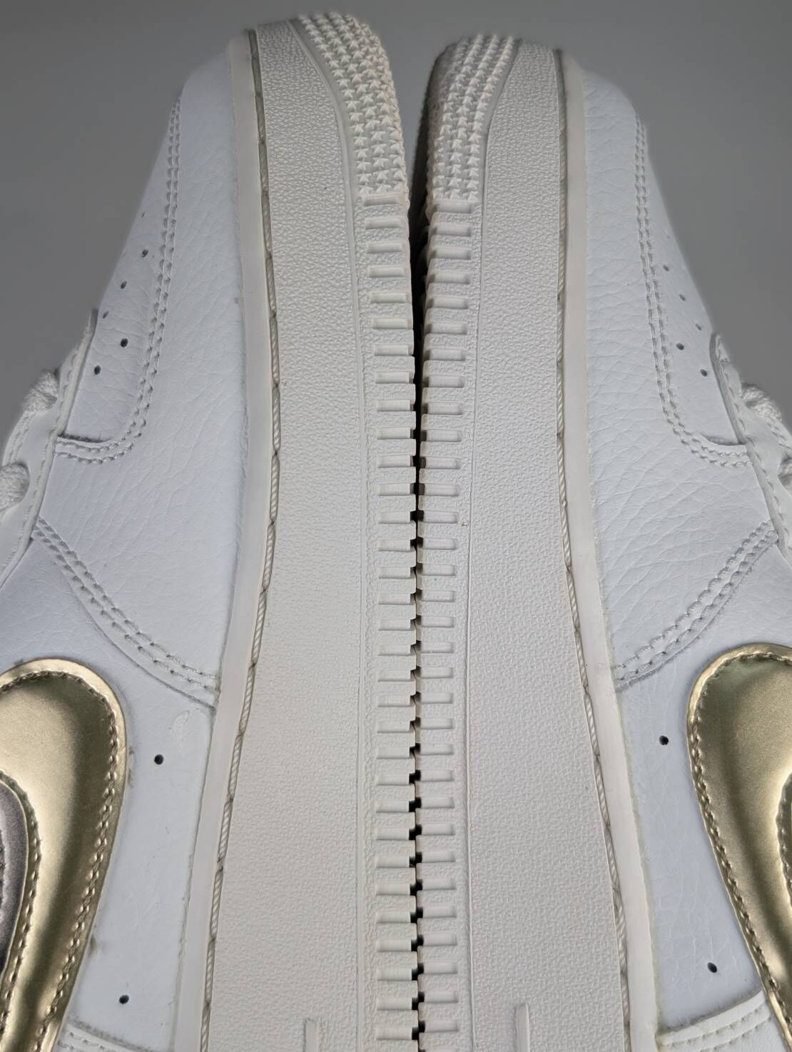 微瑕疵-左腳中底、鞋底泛黃&大小腳(左:6.5Y；右:6Y) DH9595-001/6.5Y Nike Air Force 1 1s Double Up On The Pull Tabs Swooshes 雙層勾勾 米白 金 女款