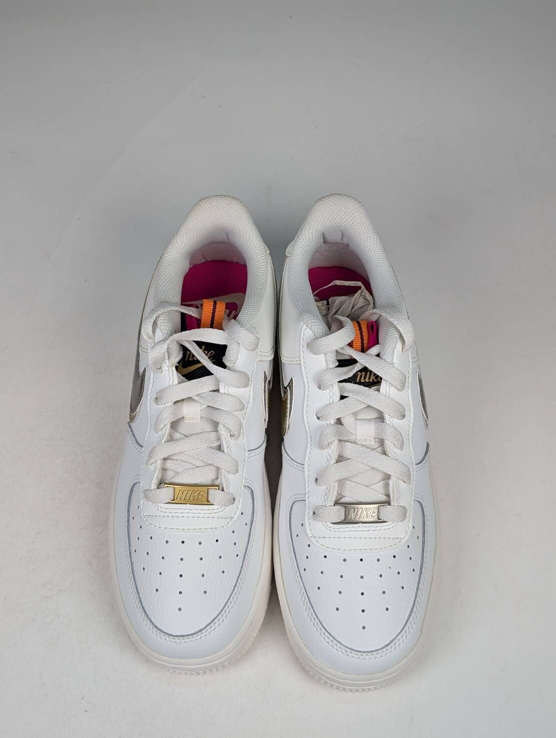 微瑕疵-左腳中底、鞋底泛黃&大小腳(左:6.5Y；右:6Y) DH9595-001/6.5Y Nike Air Force 1 1s Double Up On The Pull Tabs Swooshes 雙層勾勾 米白 金 女款