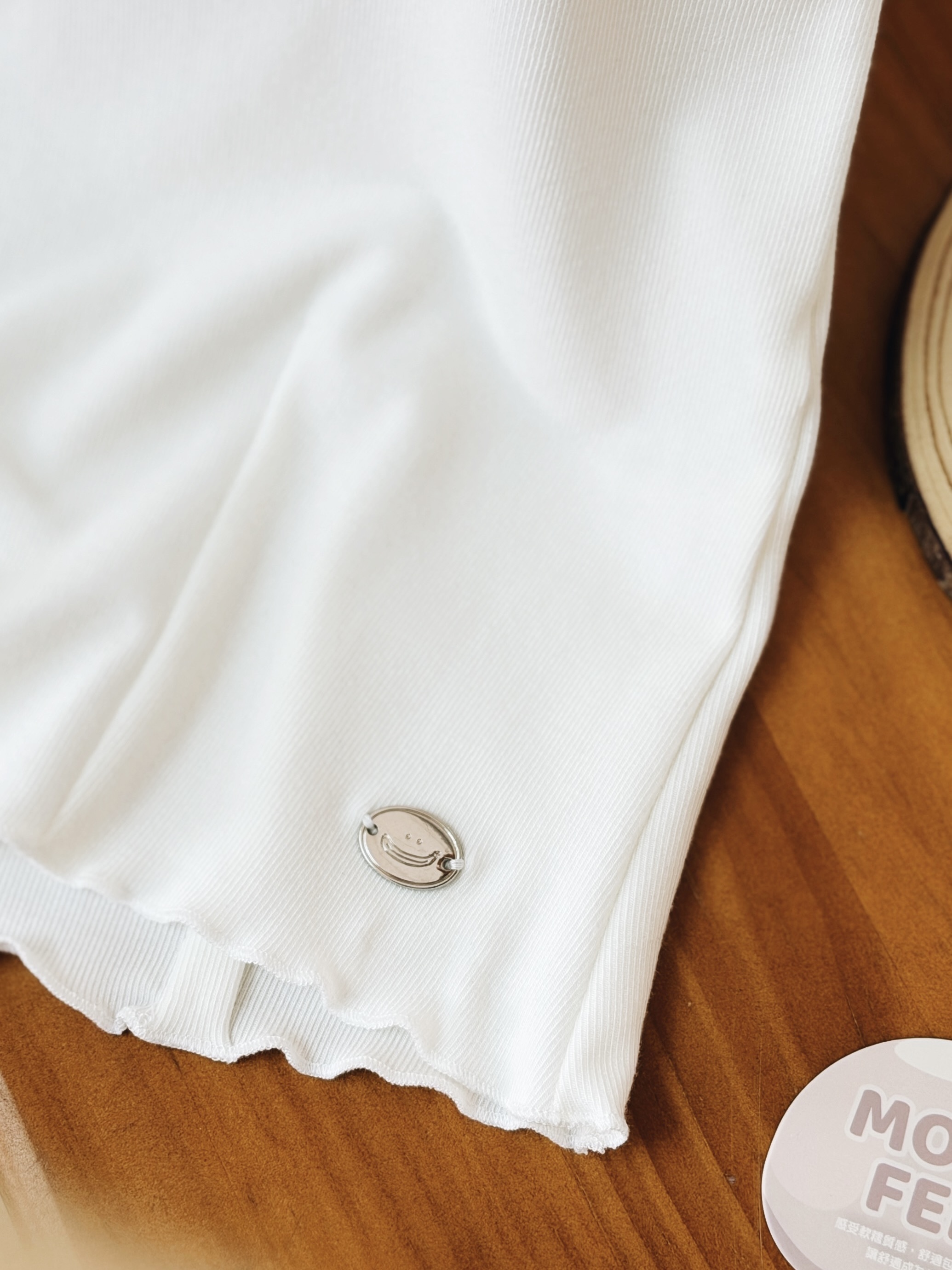 白色 / 麻糬感滾邊修腰吊帶背心 / Mochi-Feel Cinched Waist Camisole