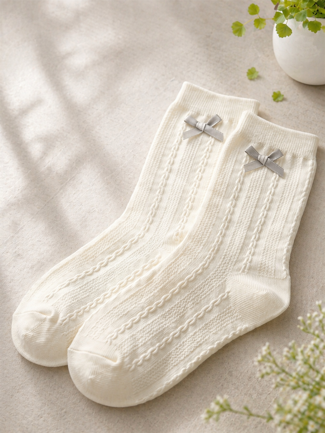 日系溫柔感細緻麻花蝴蝶結裝飾中筒襪