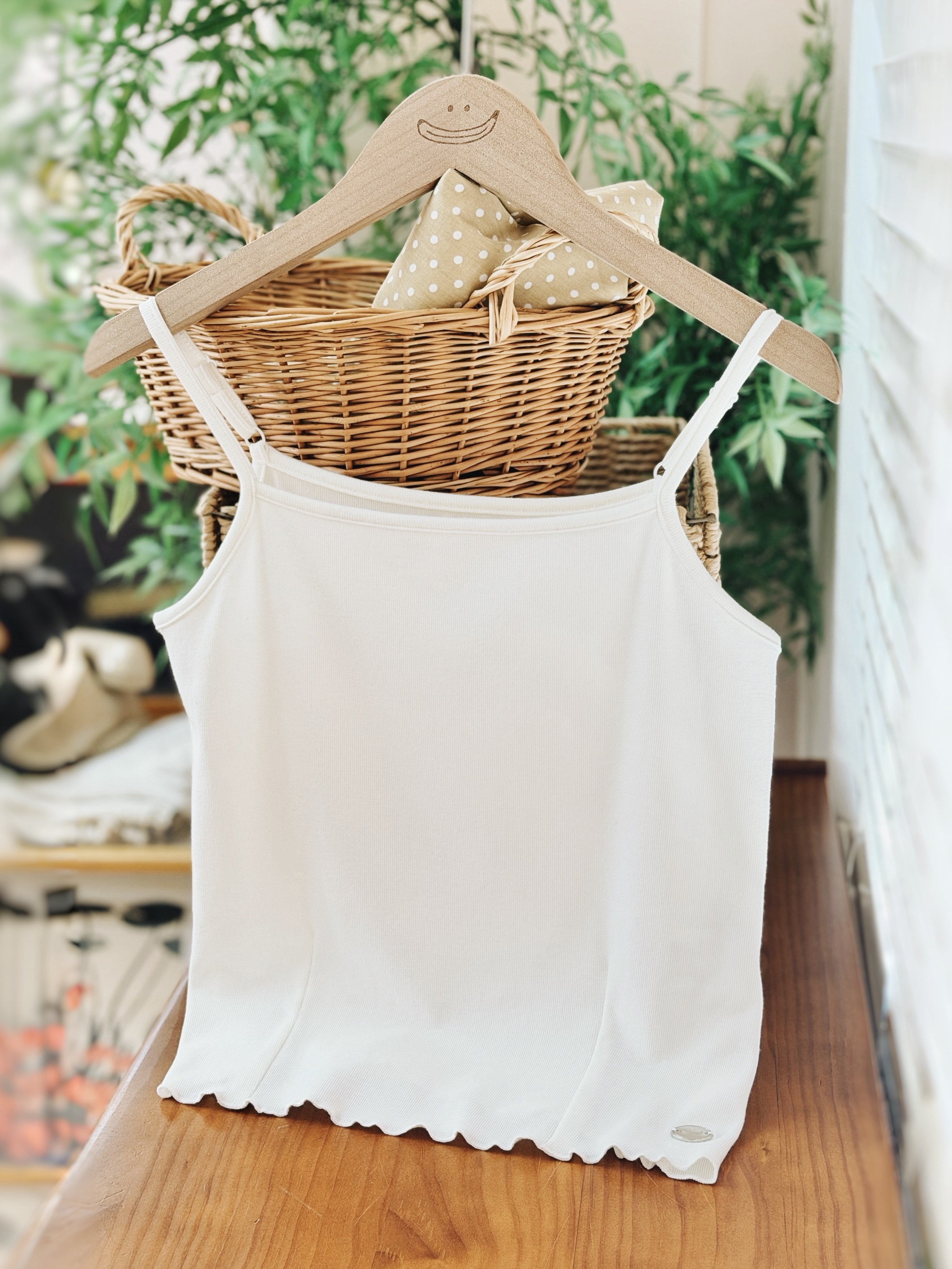 白色 / 麻糬感滾邊修腰吊帶背心 / Mochi-Feel Cinched Waist Camisole