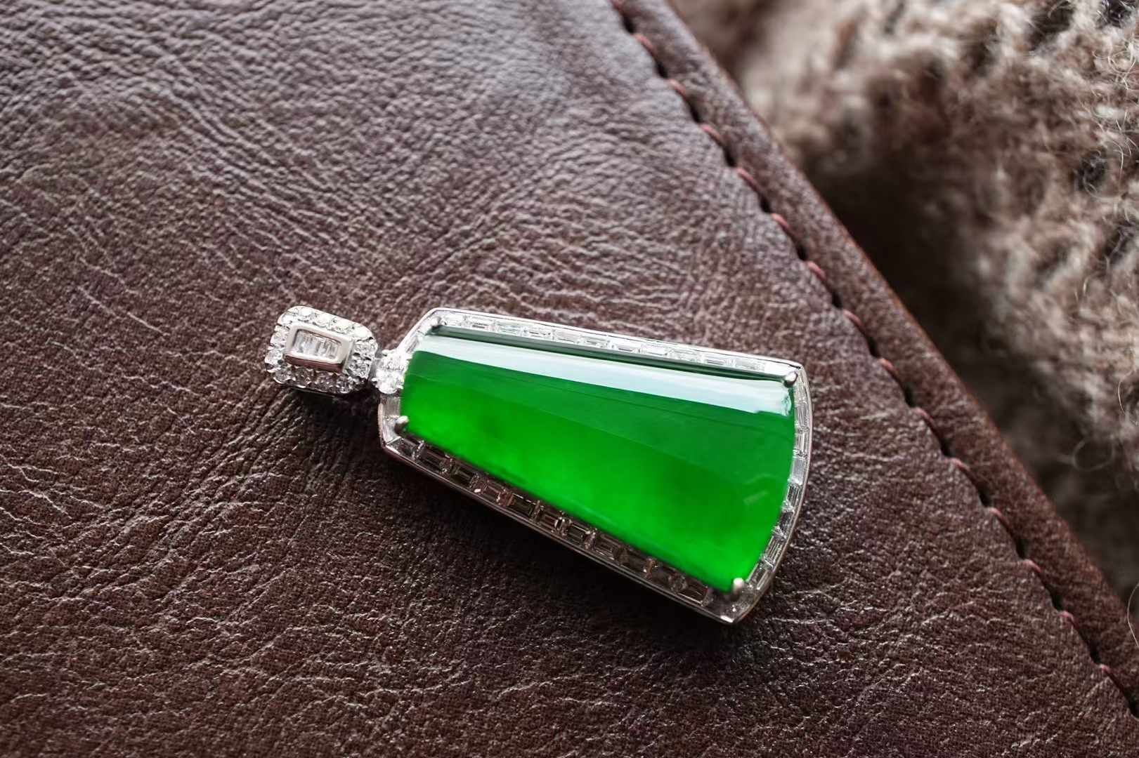 414810 翡翠冰辣陽綠無事牌吊墜