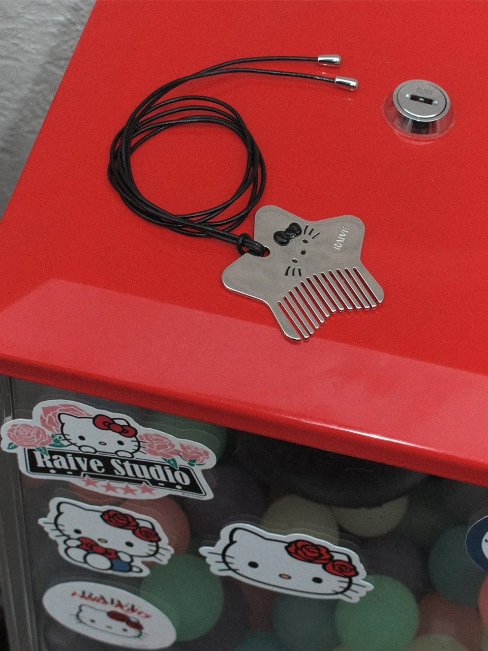 🇰🇷RAIVE X SANRIO HELLO KITTY Necklace 三麗鷗 凱蒂貓 綁繩 項鏈 掛飾 梳子 / 預購