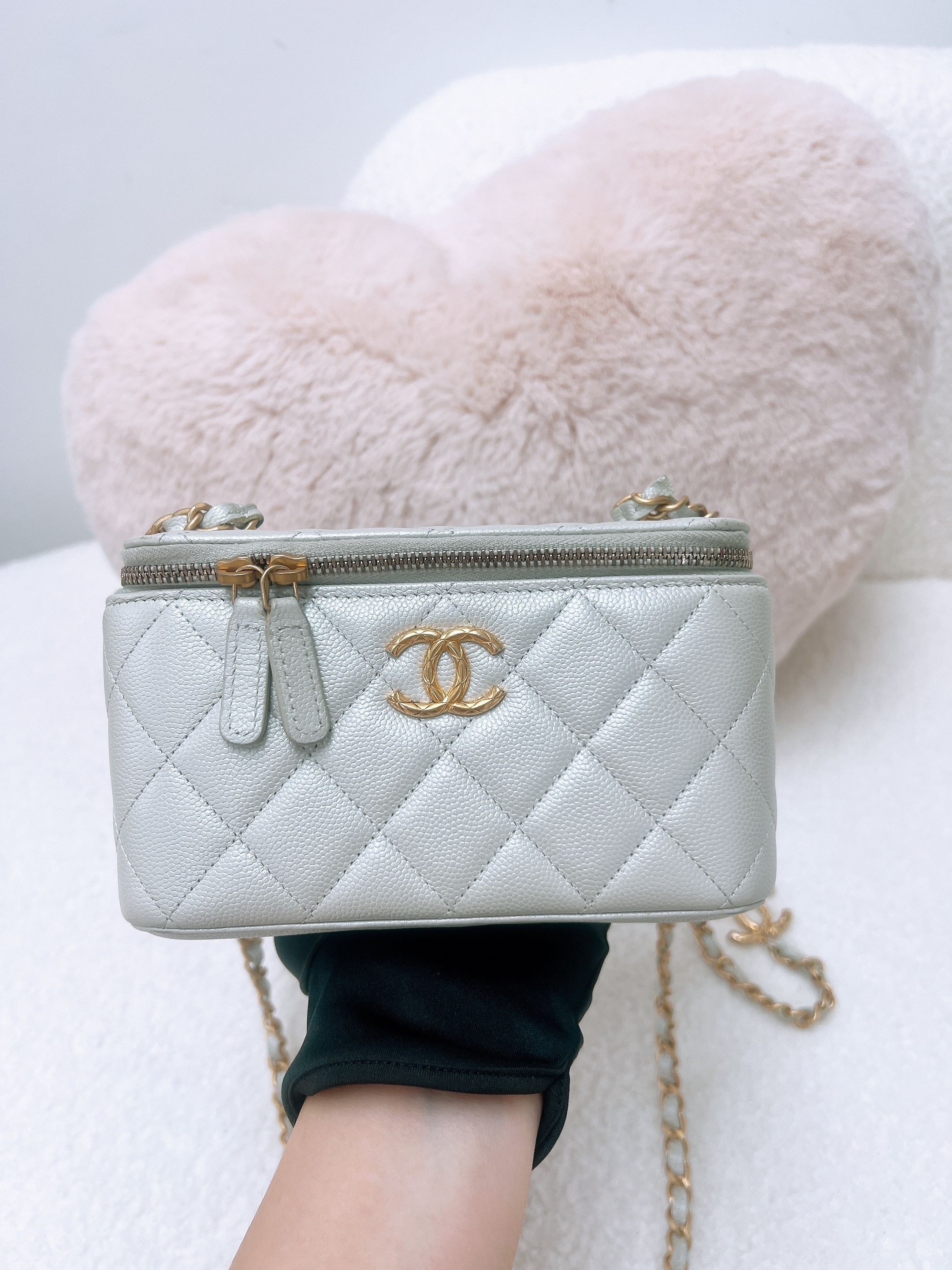 Chanel vanity with adjustable chain (grey silver caviar GHW)
