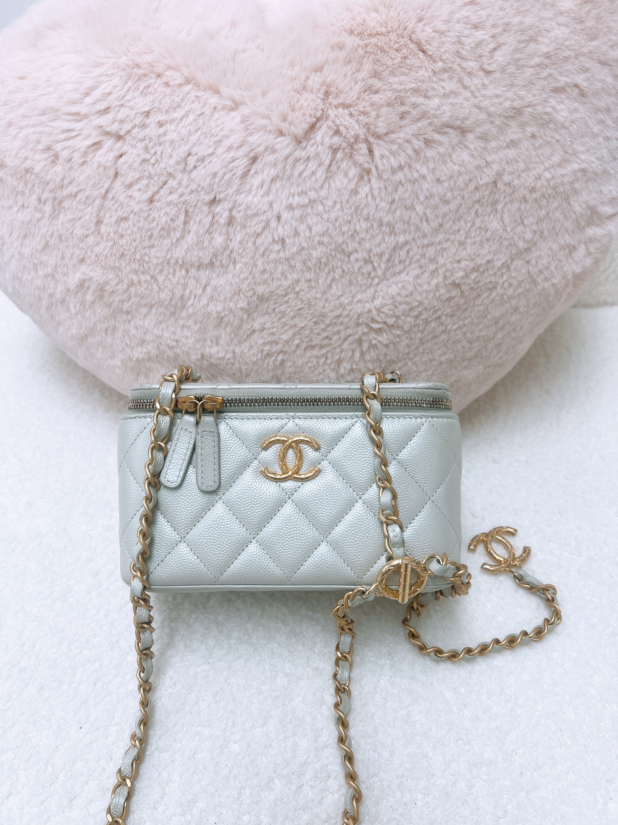 Chanel vanity with adjustable chain (grey silver caviar GHW)