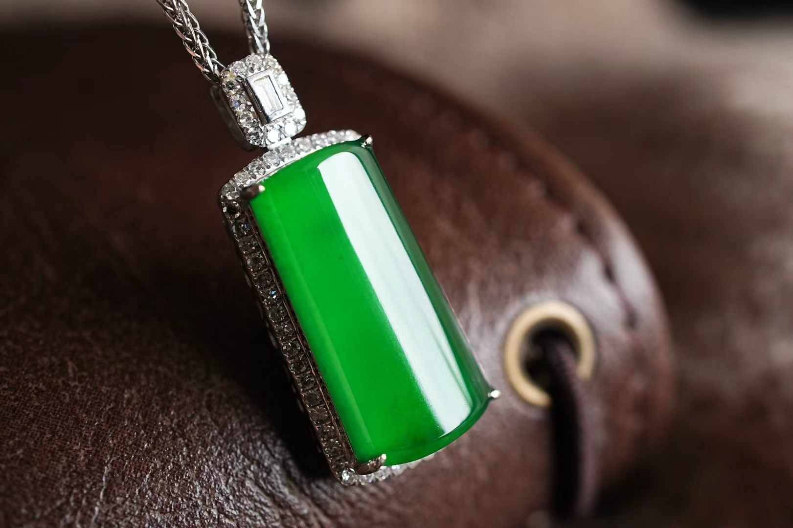 414813 翡翠冰辣陽綠無事牌吊墜