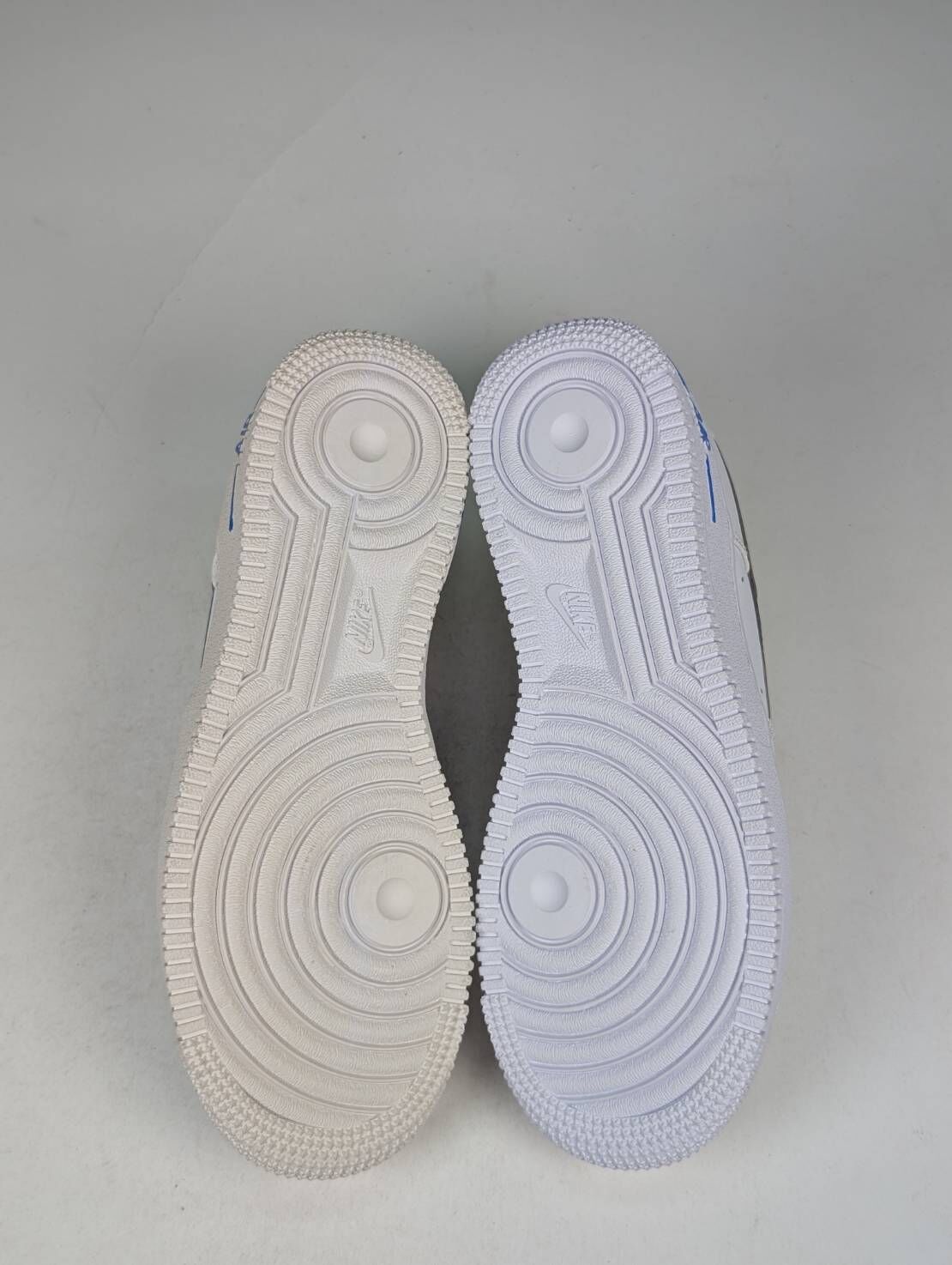 微瑕疵-左右腳鞋底泛黃 DQ7767-100 5Y Nike Air Force 1 LV8 (GS) 變色勾勾 特殊鞋帶 女款