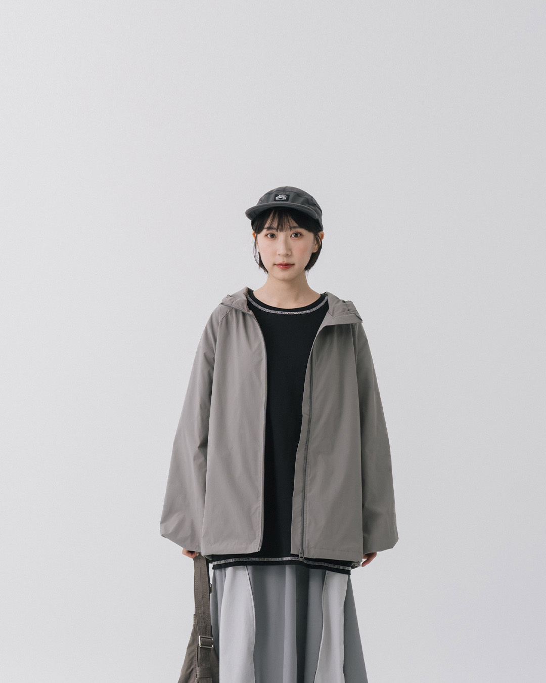 Water-repellent hooded jacket with brush-like design, available in two colors. 1/2【02071699】in stock+pre-order