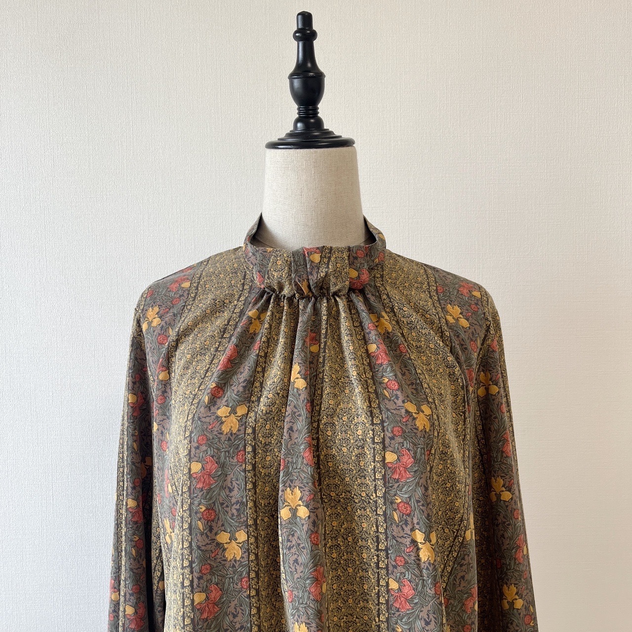 V&A日本製墨綠色圓領印花圖案上衣