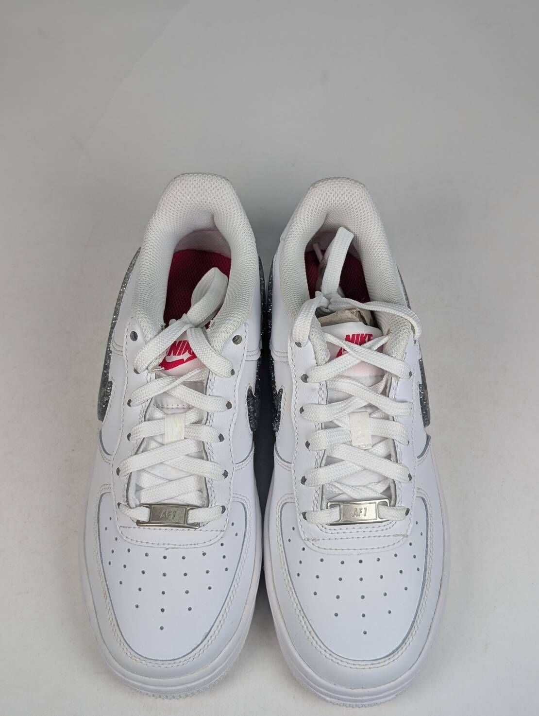 微瑕疵-左右腳鞋面寫底泛黃(鞋底有黑點)右腳外側勾勾瑕疵 DC9651-100 4Y Nike Air Force 1 LV8 GS '' Silver '' 銀勾 全白 女款