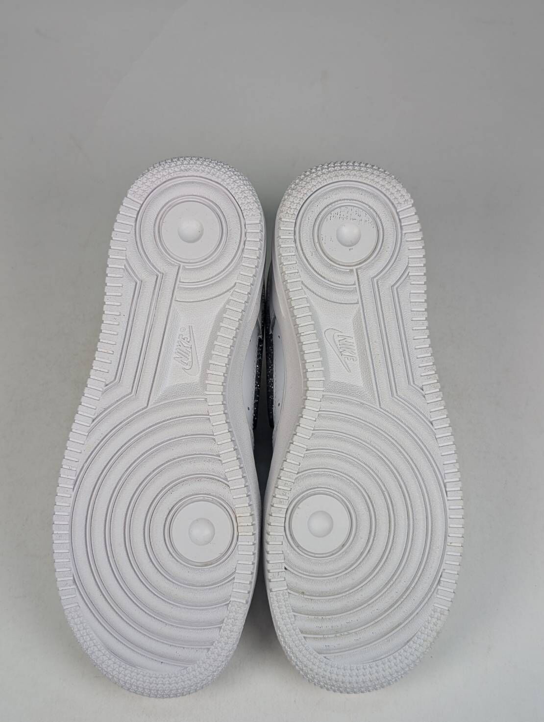 微瑕疵-左右腳鞋面寫底泛黃(鞋底有黑點)右腳外側勾勾瑕疵 DC9651-100 4Y Nike Air Force 1 LV8 GS '' Silver '' 銀勾 全白 女款