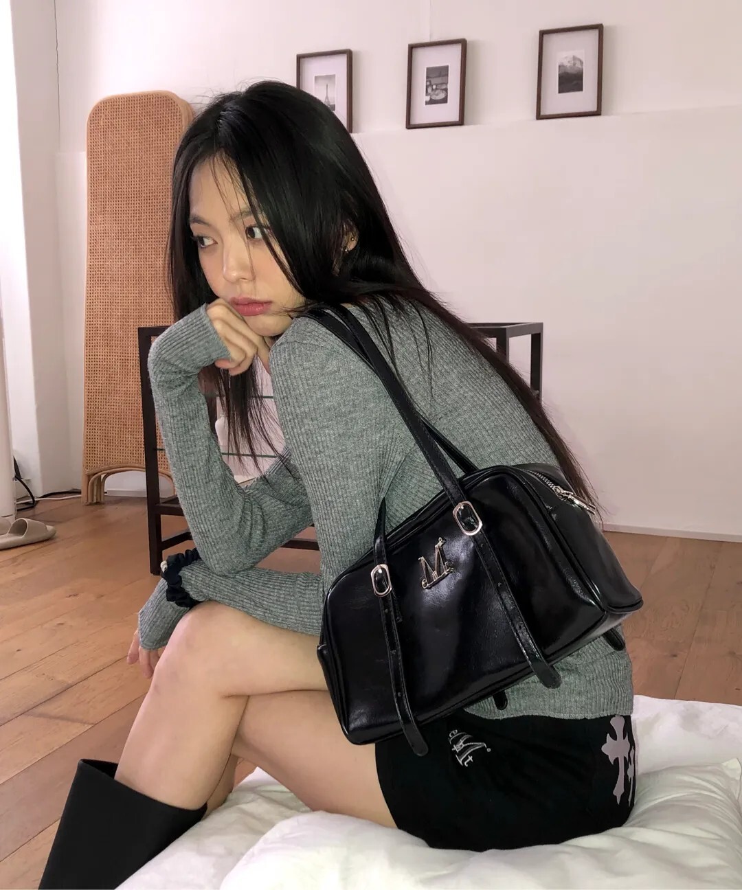 【OWN】Mucent 金屬LOGO 極簡 手提包 單肩包 法棍包 腋下包 輕巧 百搭 可調節 男女通用 黑色