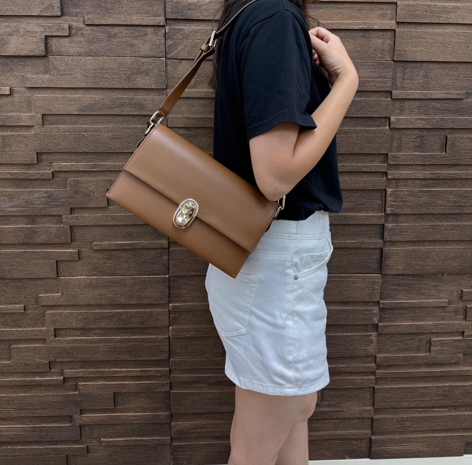 LYS01657 FURLA 前翻單扣滑皮crossbody bag大Size 啡色