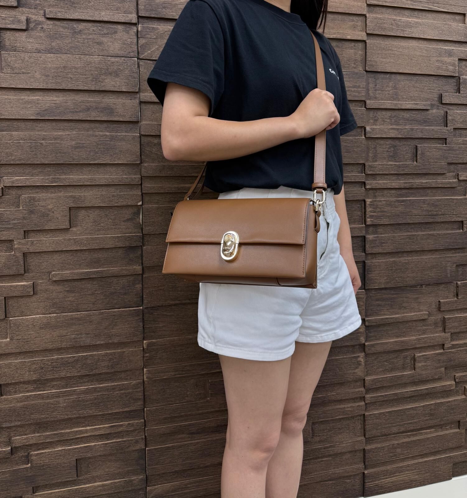 LYS01657 FURLA 前翻單扣滑皮crossbody bag大Size 啡色