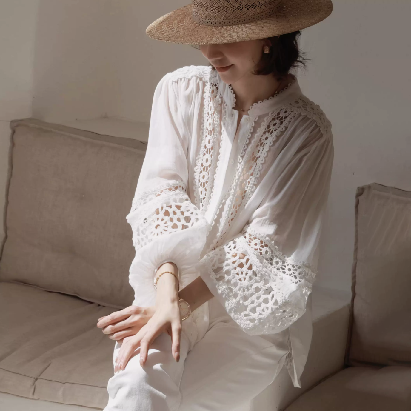 雲朵白雕花鏤空蕾絲圓領澎澎袖襯衫-S-M (Elegant & Love)