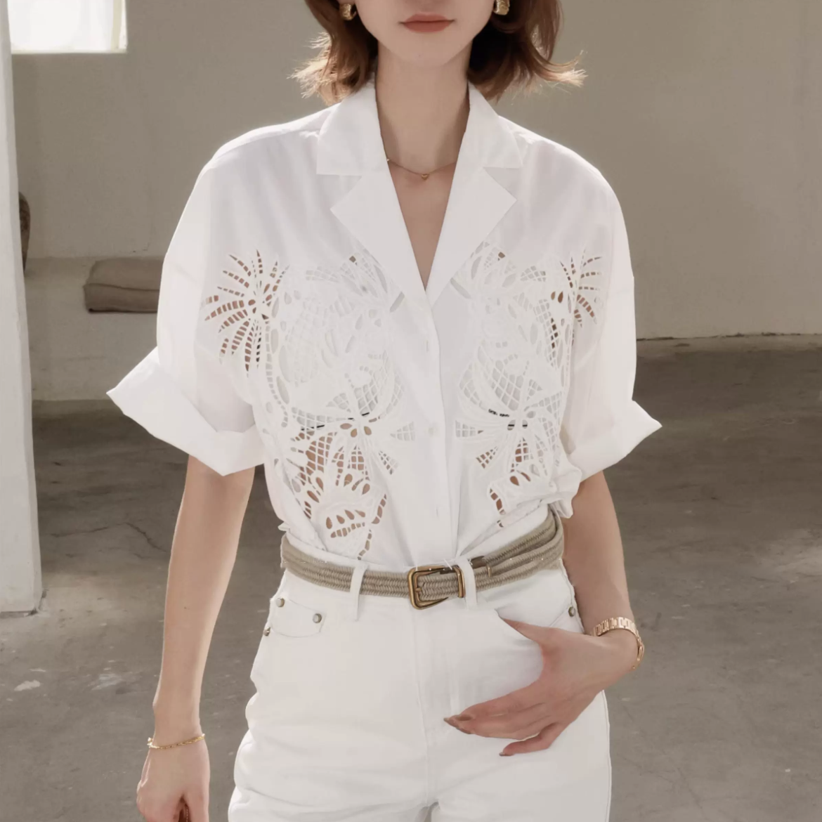 雲朵白落肩V自翻領雕花鏤空蕾絲襯衫-S-L (Elegant & Love)