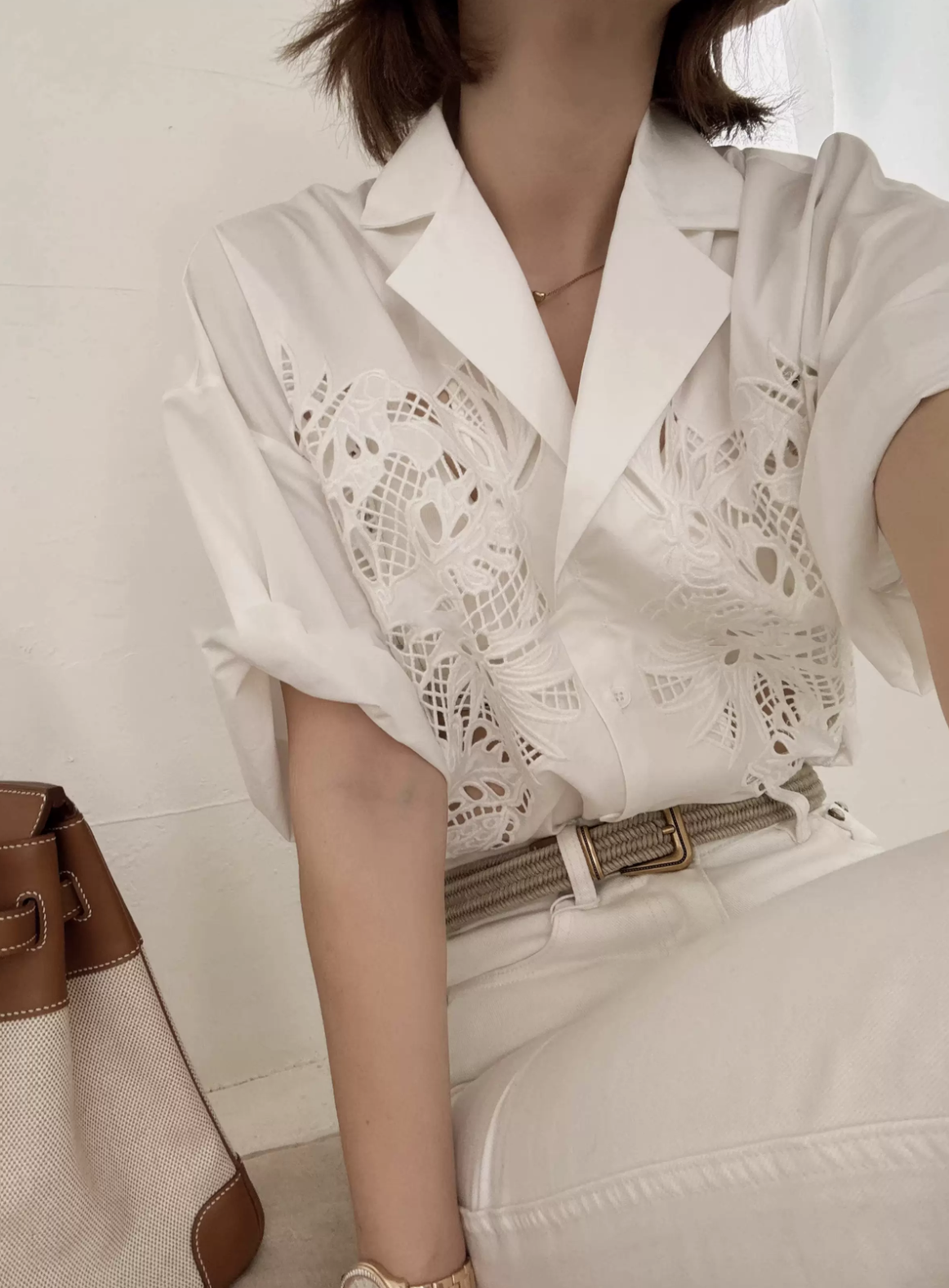 雲朵白落肩V自翻領雕花鏤空蕾絲襯衫-S-L (Elegant & Love)