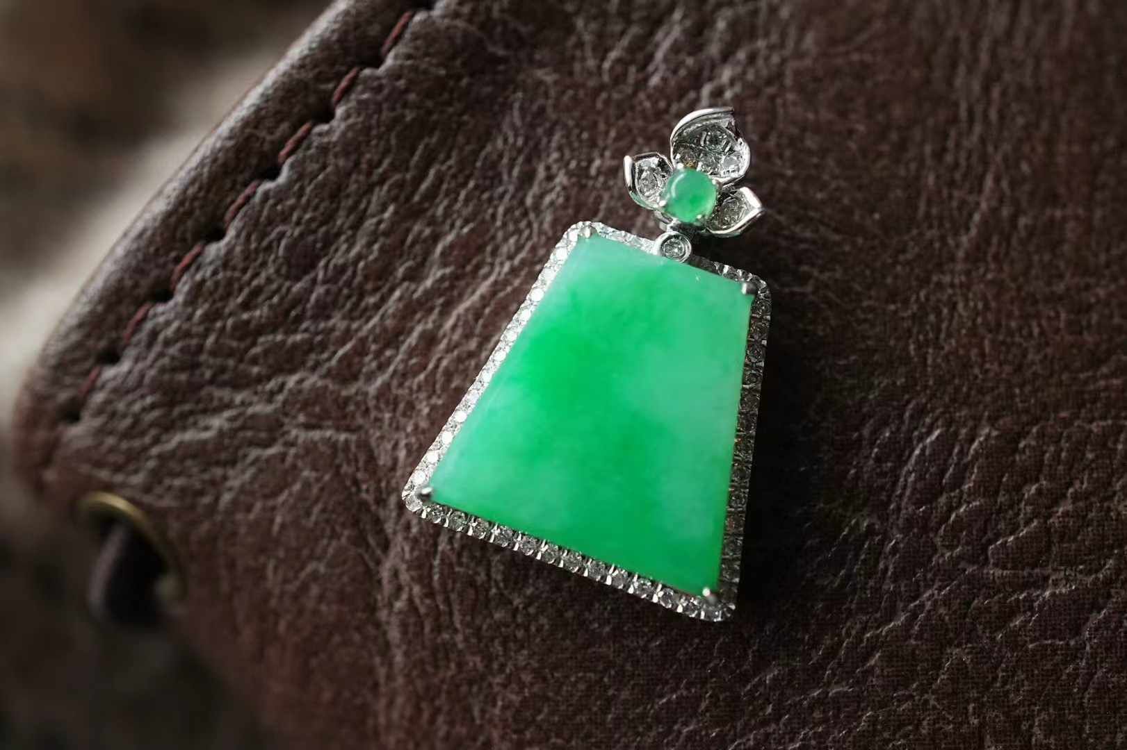 414824 翡翠滿色無事牌吊墜