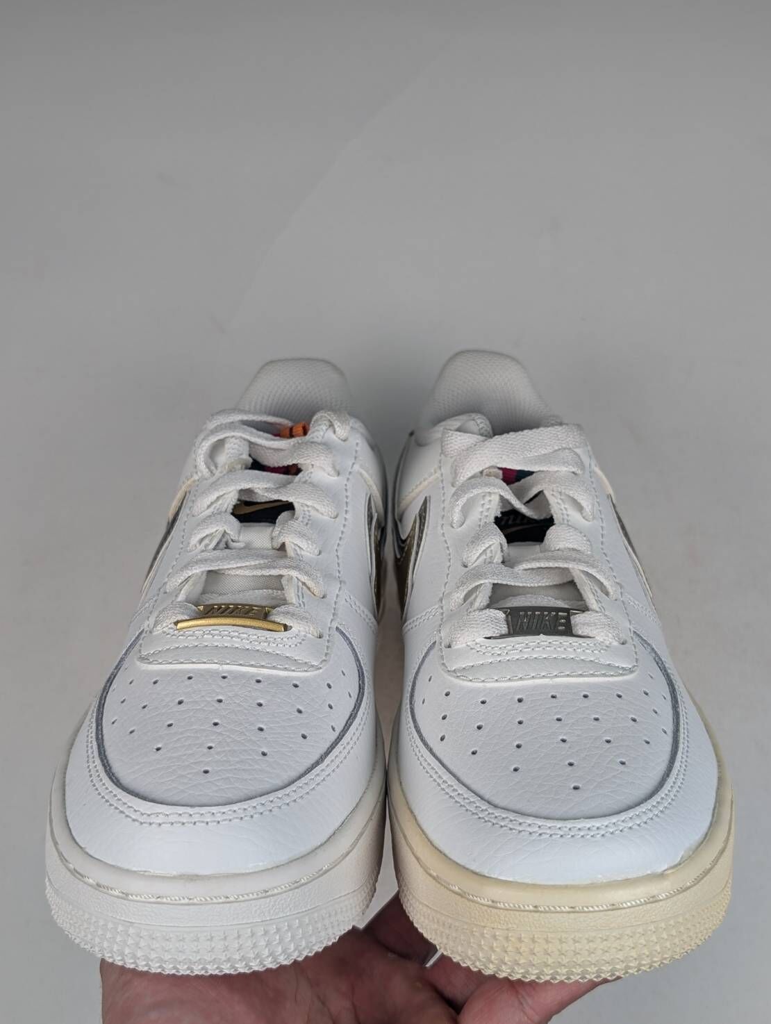 微瑕疵-左右腳中底鞋底泛黃右腳內外側泛黃 DH9595-001 5.5Y Nike Air Force 1 1s Double Up On The Pull Tabs Swooshes 雙層勾勾 米白 金 女款