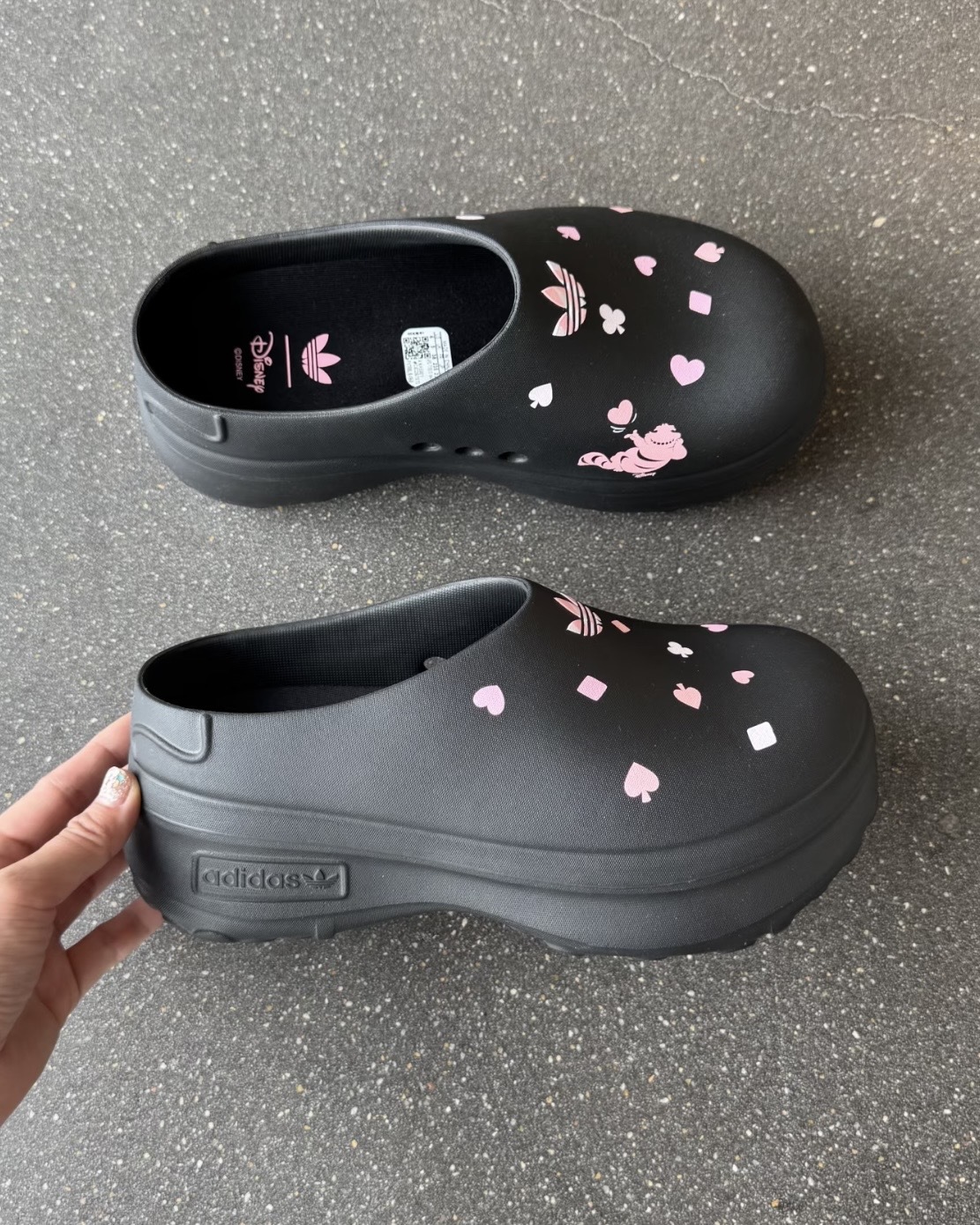 DISNEY 迪士尼 愛麗絲的夢遊仙境 X ADIDAS ADIFOM STAN MULE 柴郡貓 妙妙貓 黑色 廚師鞋 穆勒鞋 懶人鞋 拖鞋 涼鞋 女鞋 KH5901 / 預購